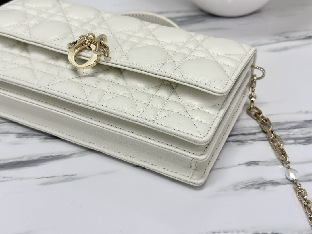 miss D*or mini bag latte cannage lambskin s0980onmj_m030 21 x 11.5 x 4.5 cm
