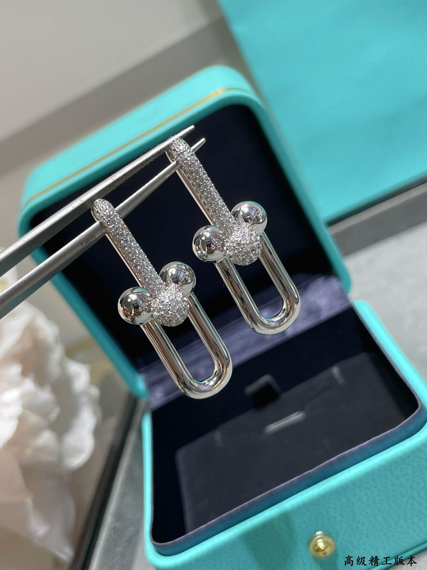 t*f*ny & co. stirrup with Di*m*nd double hoop earrings