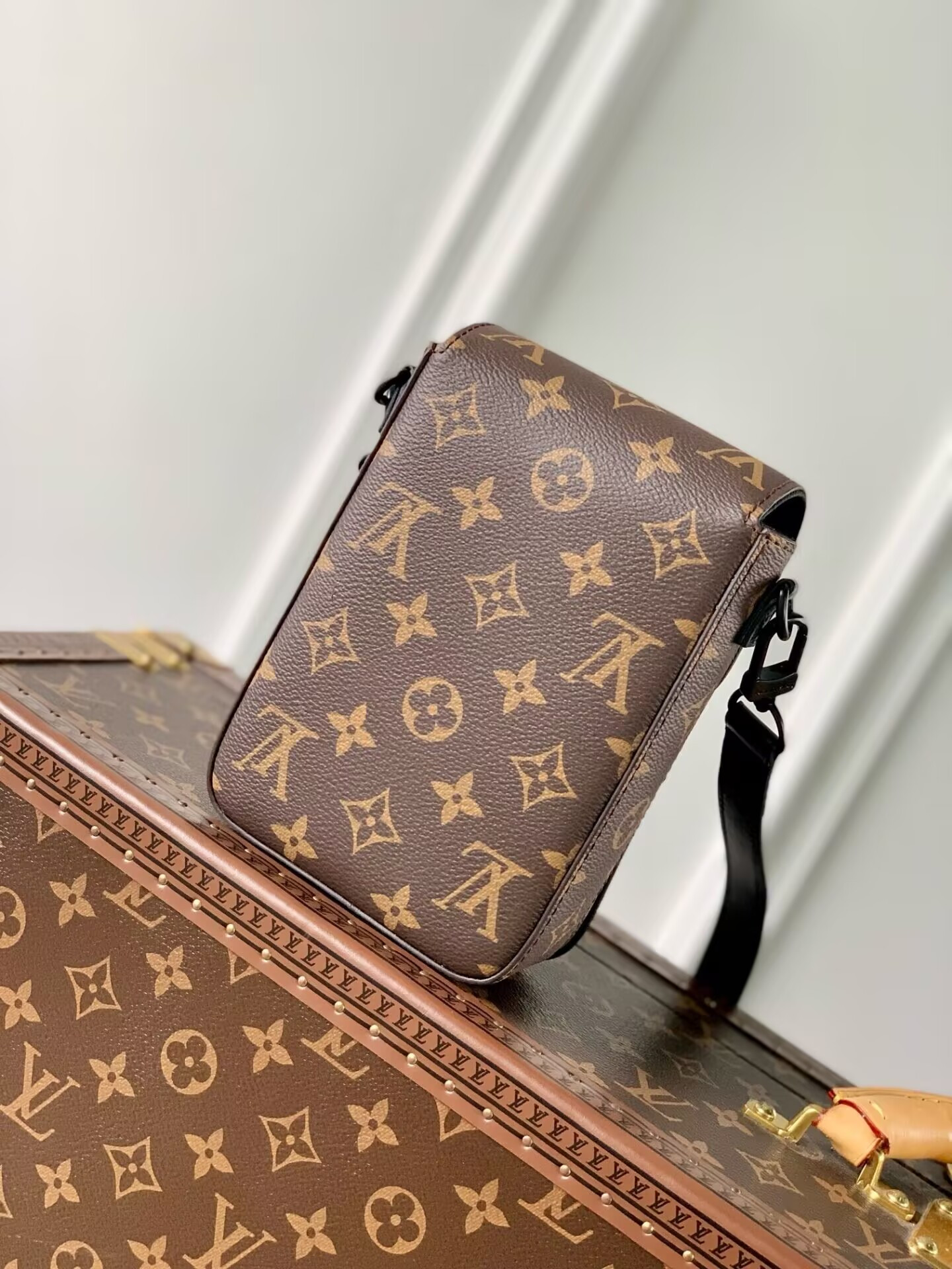 LV S-Lock Vertical wearable wallet M81522 12x20x7cm