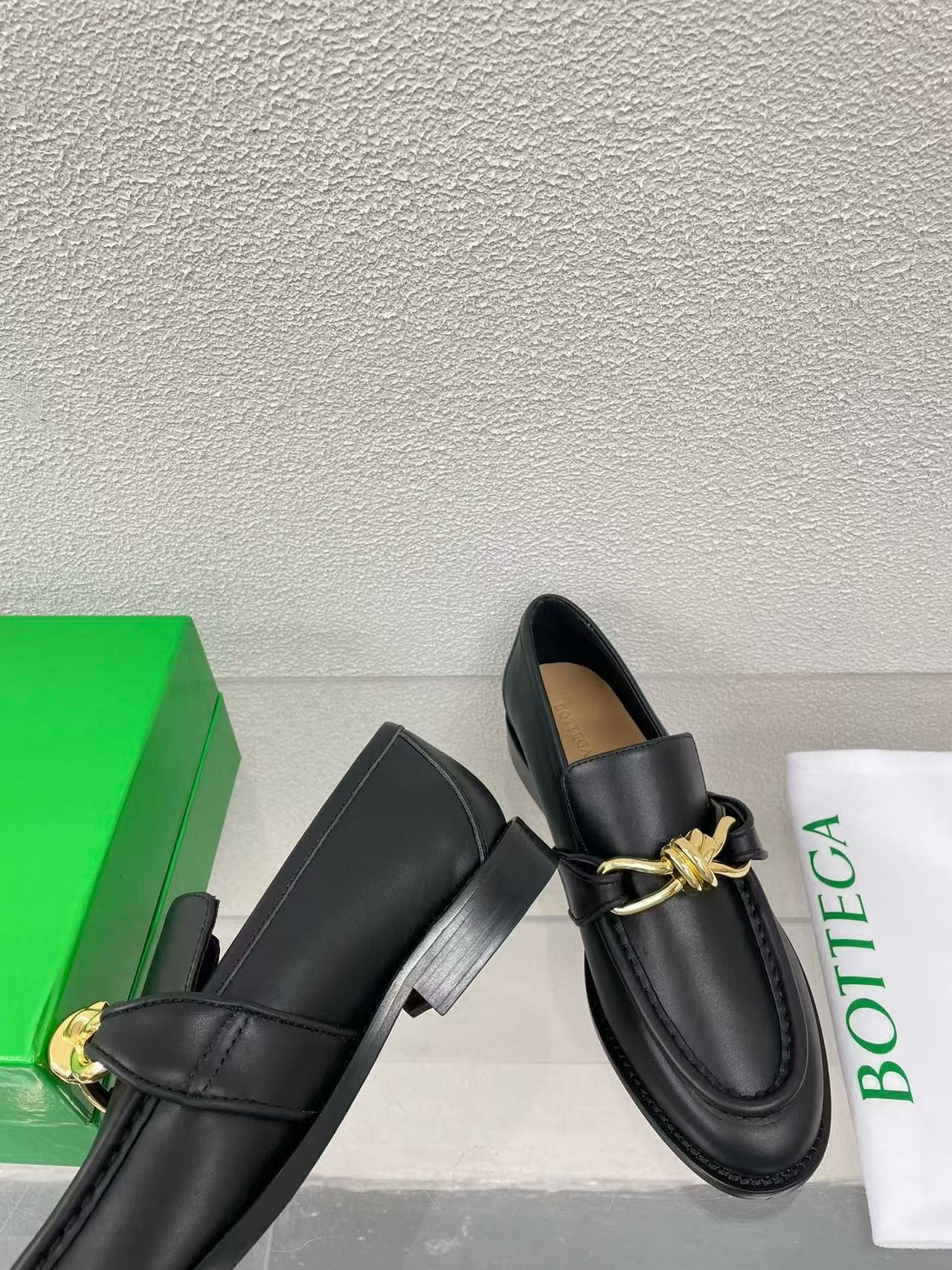 ua bo*te*ga Ve*ne*ta loafers shoes