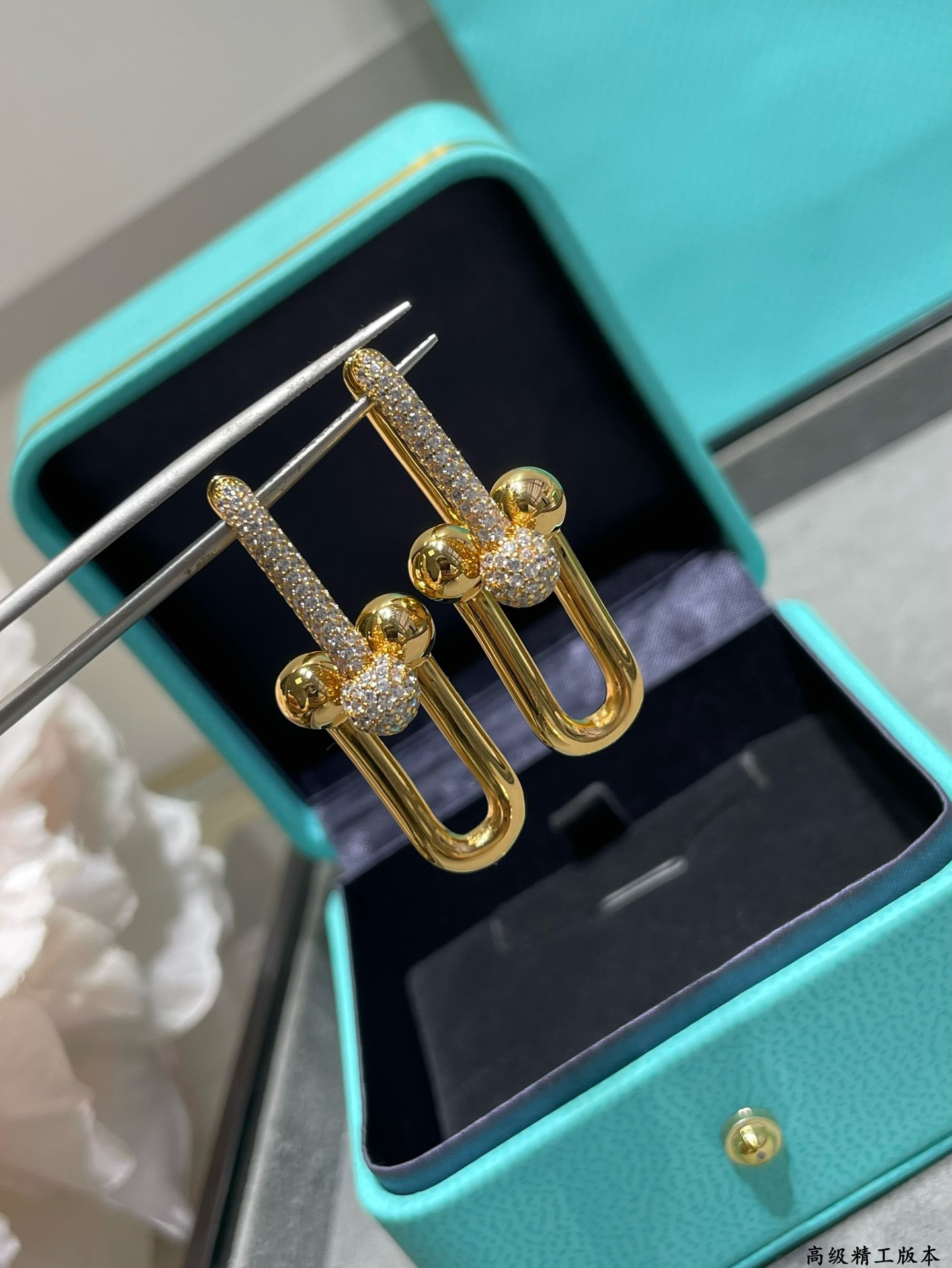 t*f*ny & co. stirrup with Di*m*nd double hoop earrings