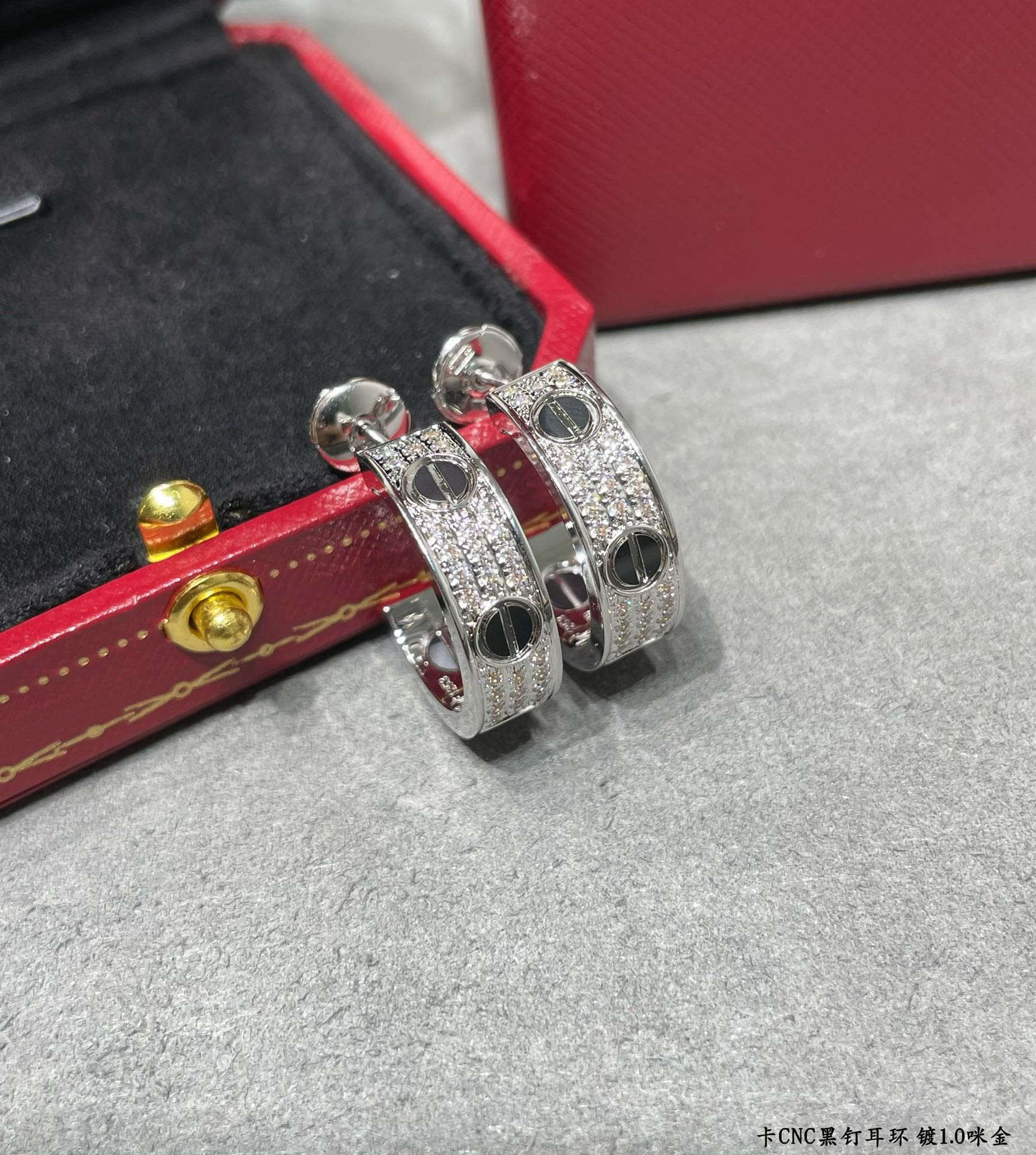 Ca*t*er black studded star earrings