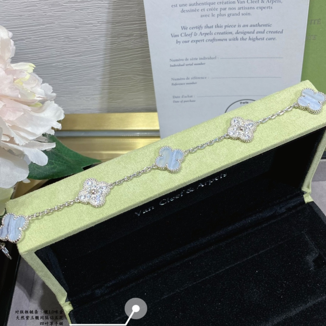 v*n cl*f & arpels natural purple chalcedony interval Di*m*nd five-flower four-leaf clover bracelet