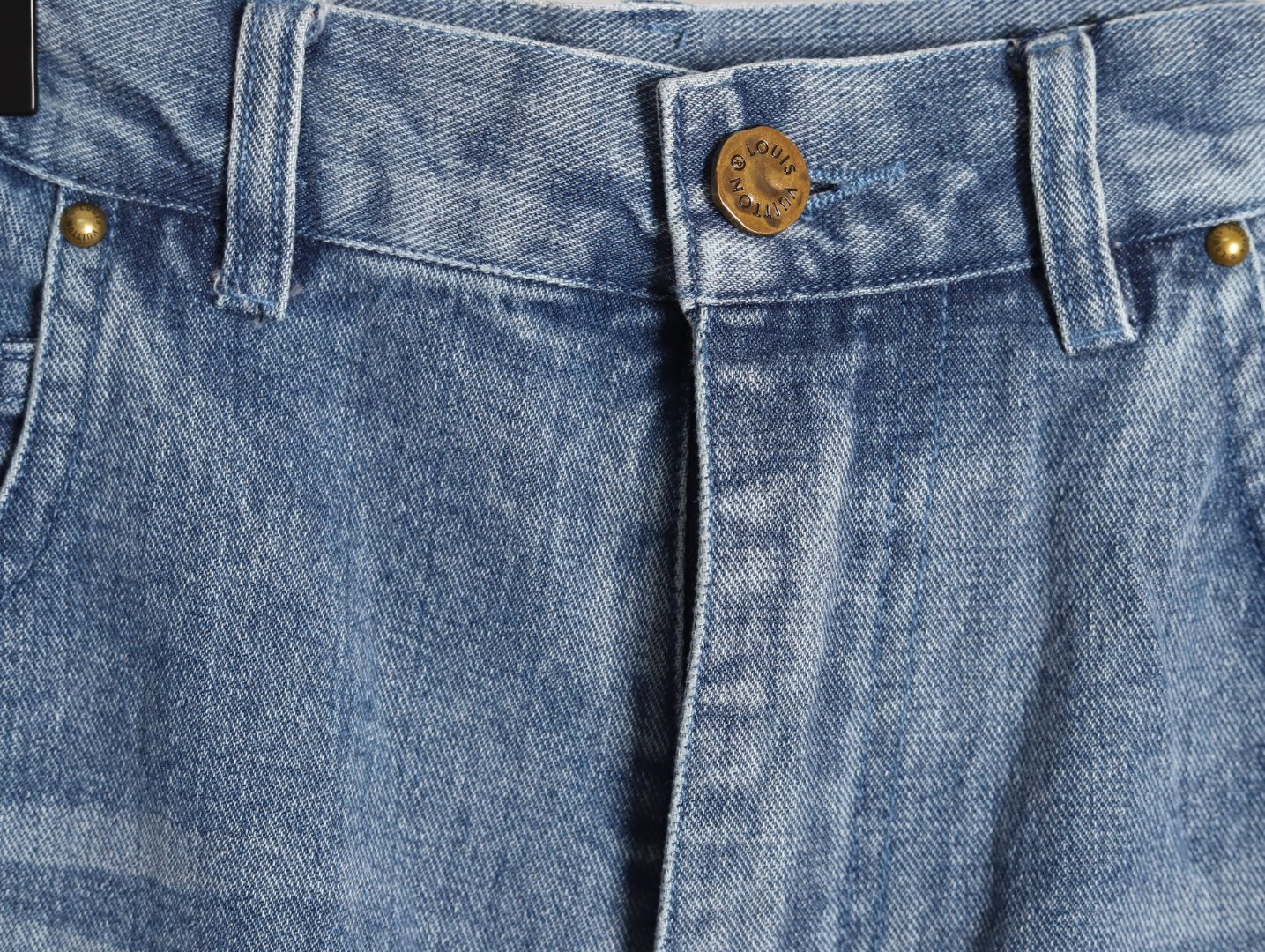 l0*is V*t0n lv shorts