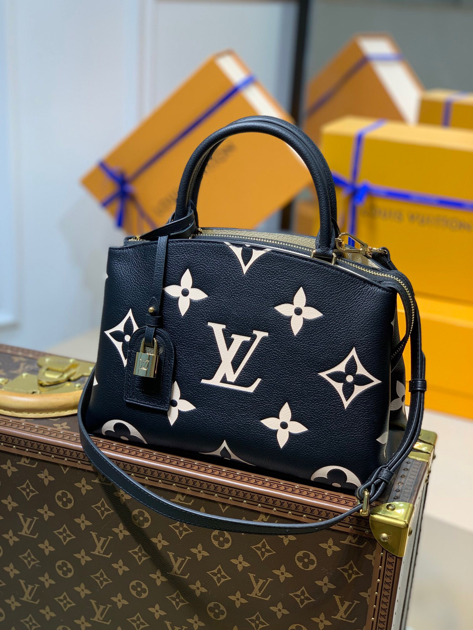 LV PETIT PALAIS M58913