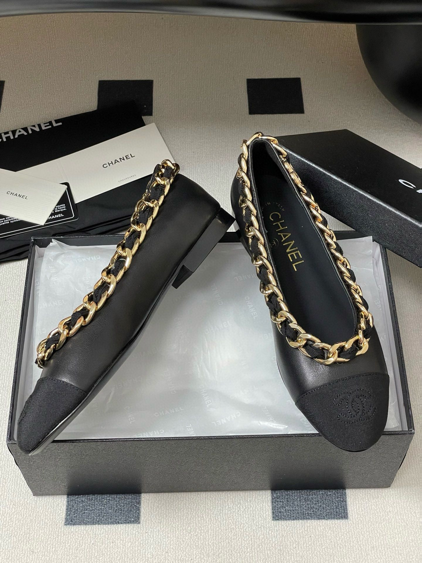 ua Ch*el ballet flats