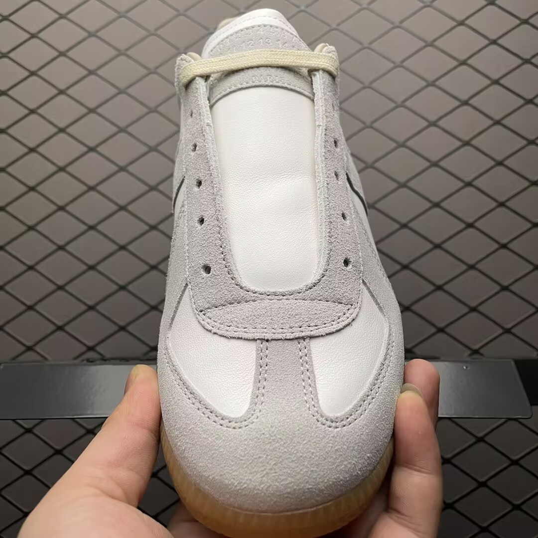 ua ma*s*n Ma*i*la replica sneakers white grey