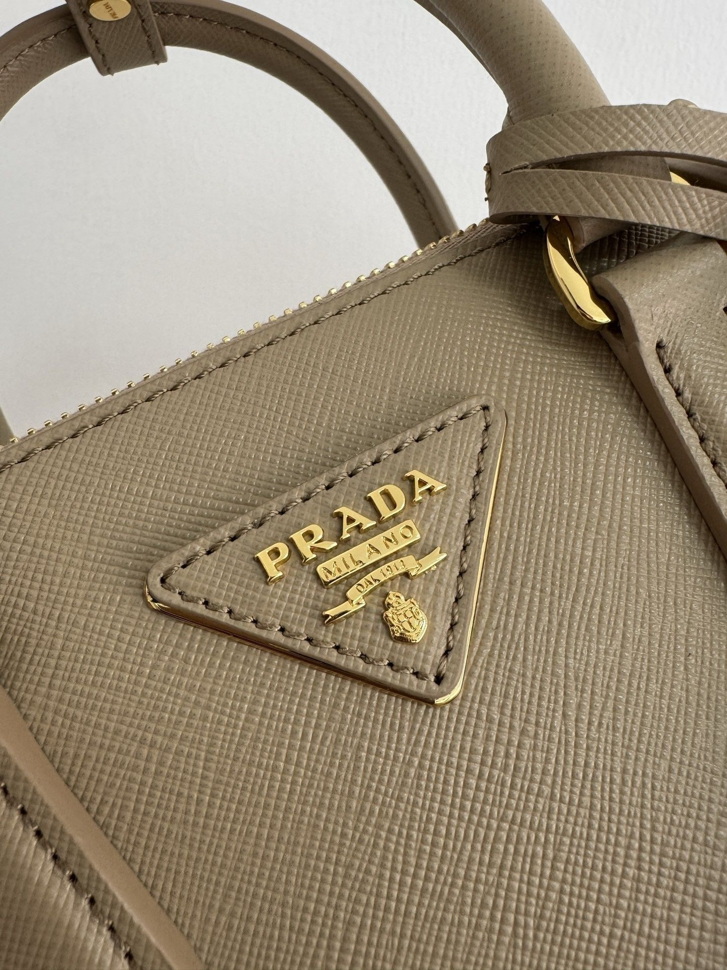 Pra*a galleria mini saffiano leather bag 20x15x9.5cm