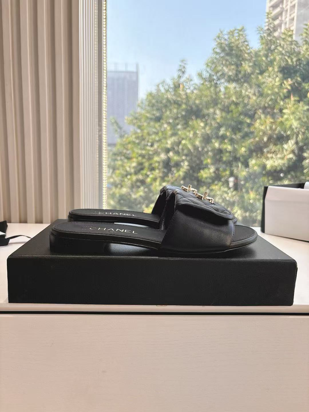 ua Ch*el slippers