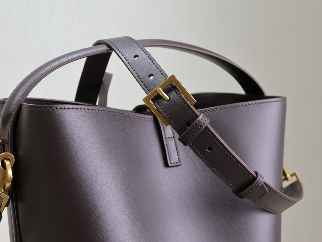 Y*L le 37 in shiny leather 26x20x12cm