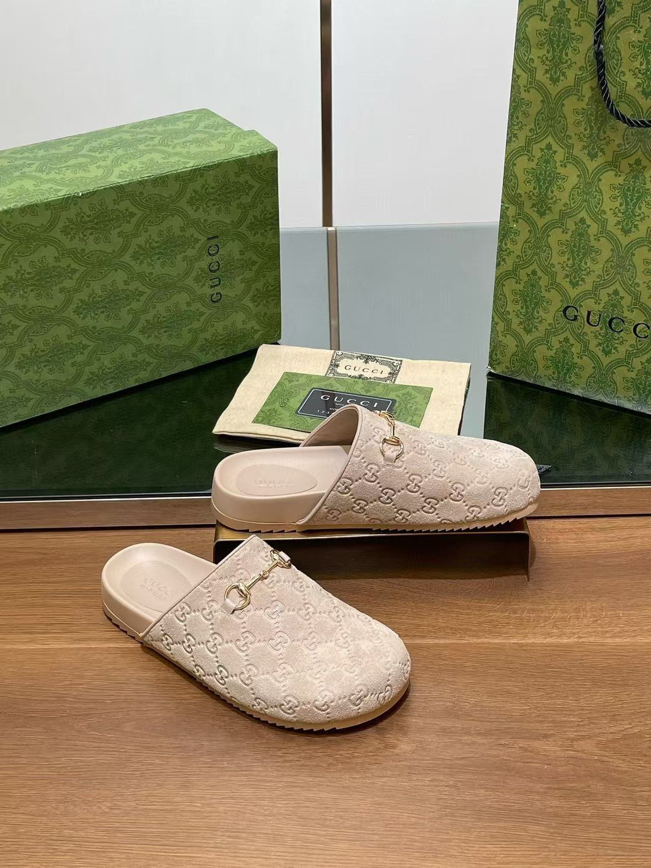 ua G*u*i slipper