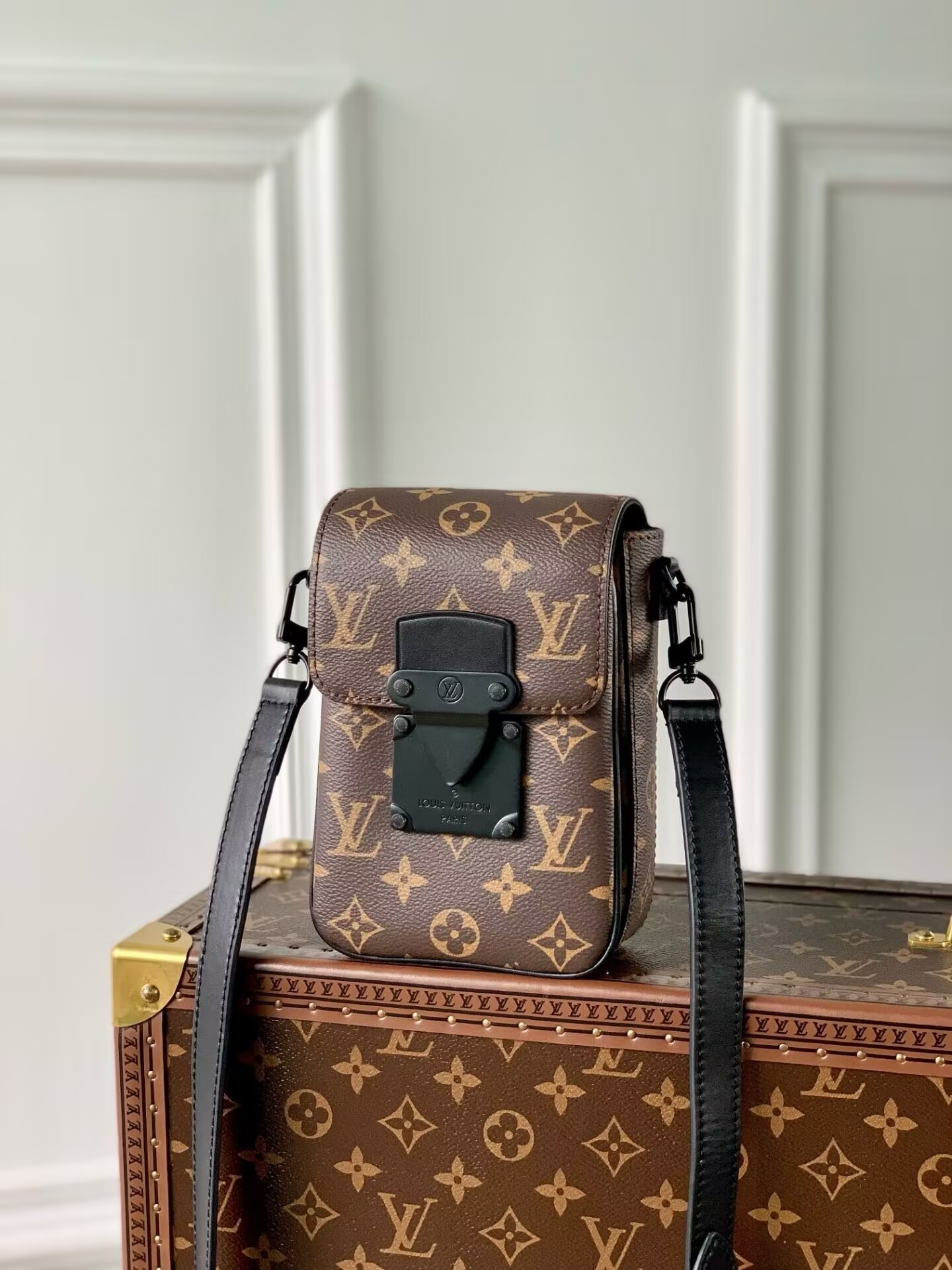 LV S-Lock Vertical wearable wallet M81522 12x20x7cm