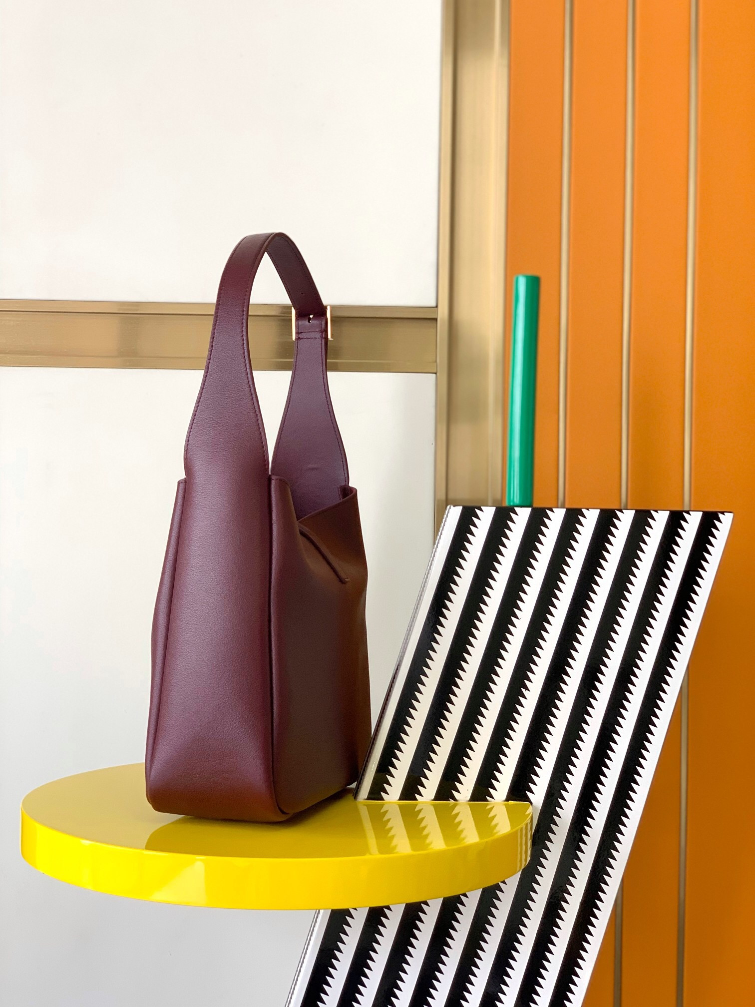 y*l le 5 À 7 S*pple small in grained leather  23 x 22 x 8.5 cm