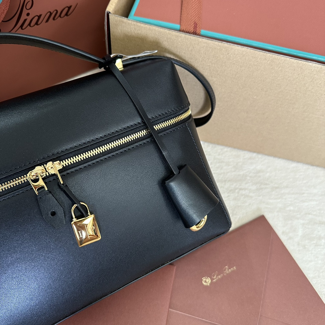 L**o p*ana extra pocket l27 ostrich leather 16 x 27 x 10 cm