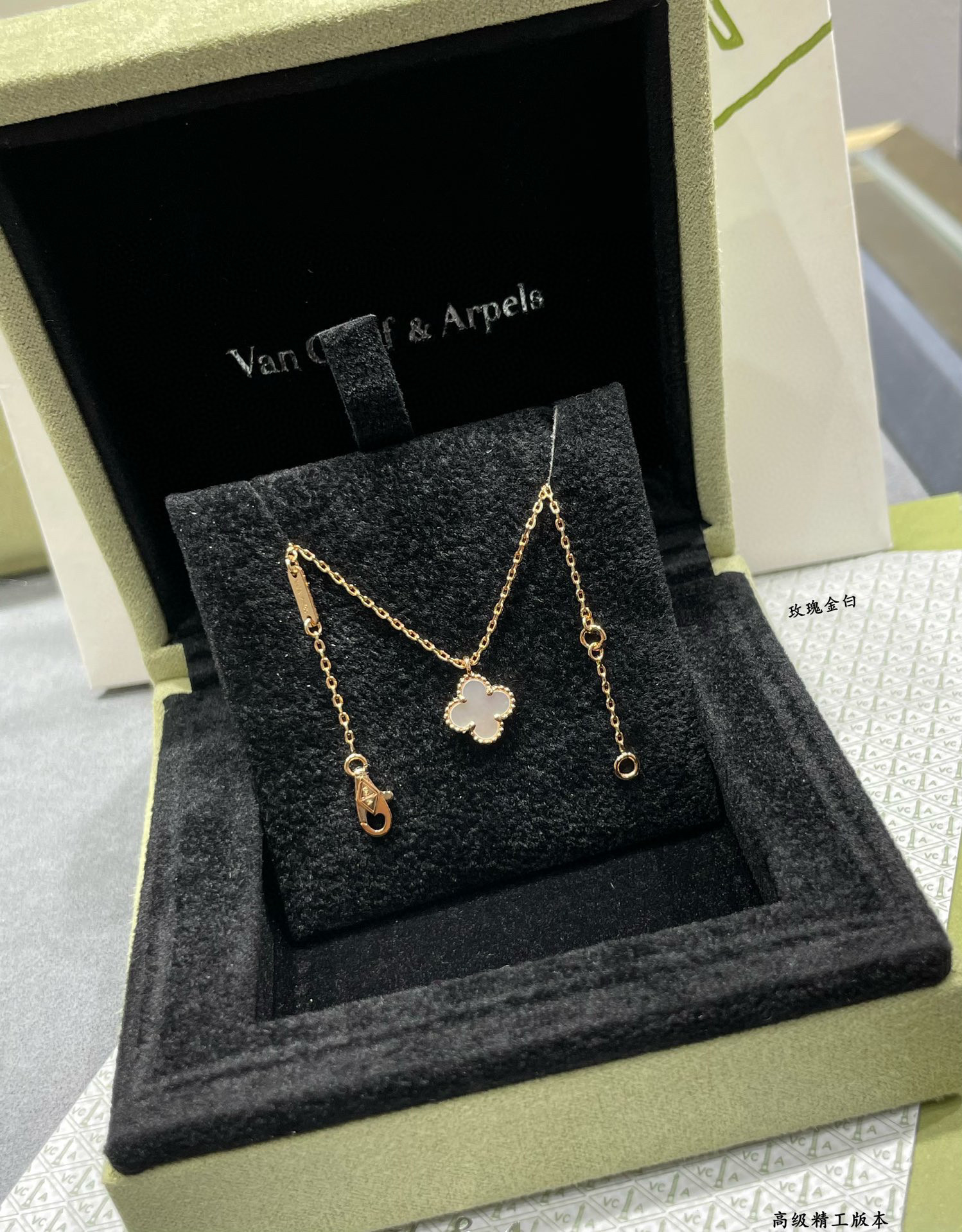 V*N CL*F & arpels mini necklace diameter approx 1.0cm,chain length approx 40+5cm