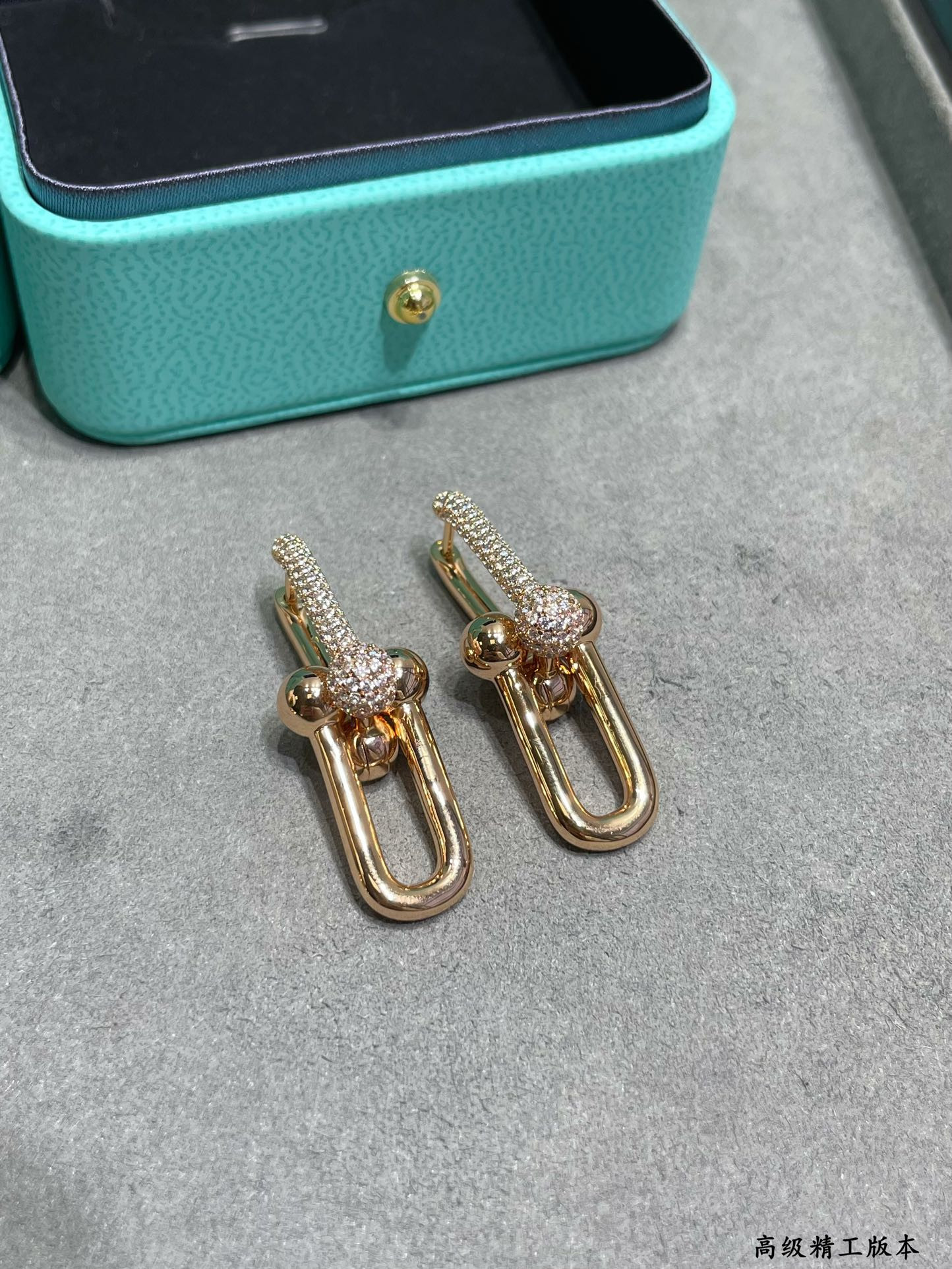 t*f*ny & co. stirrup with Di*m*nd double hoop earrings