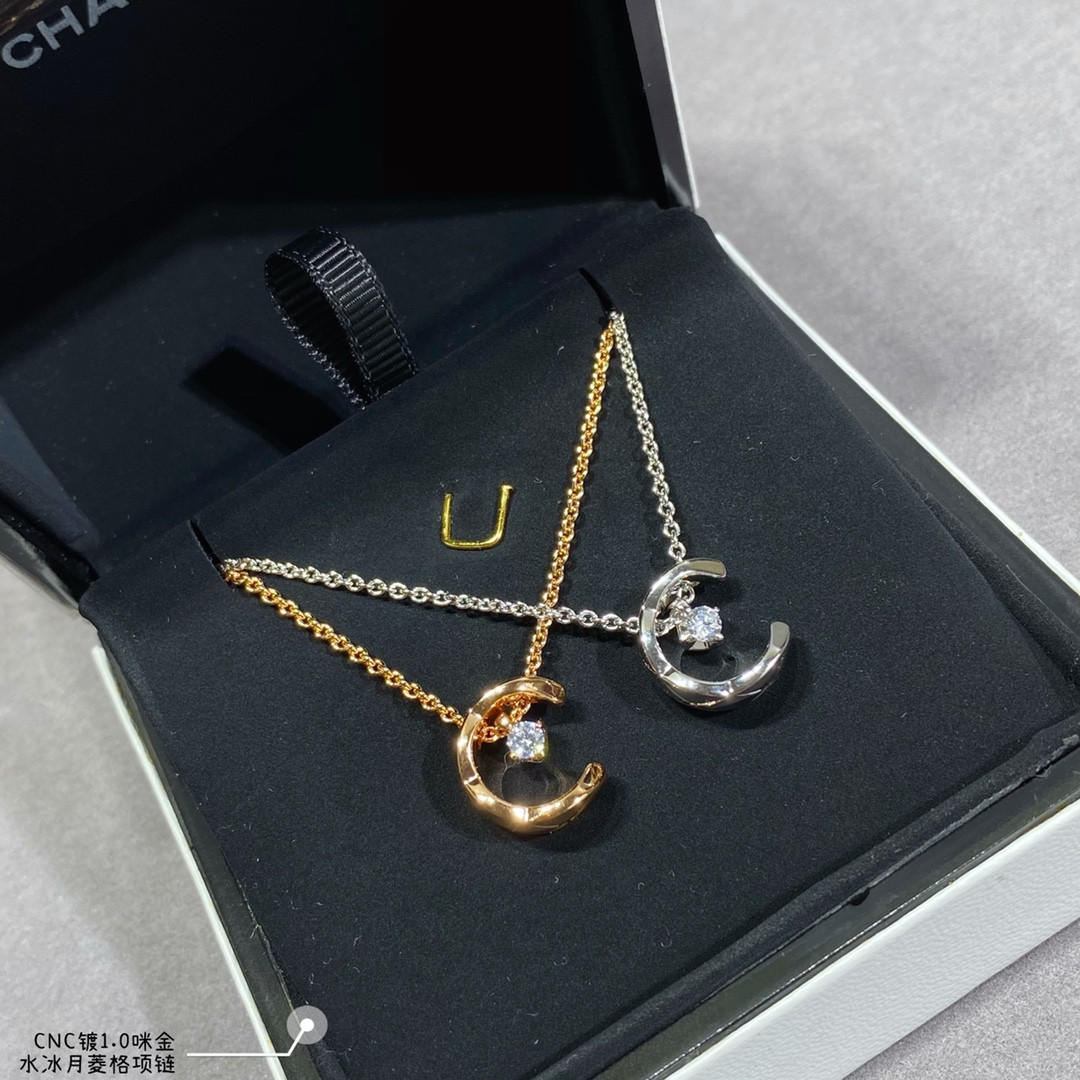 ch*el carved Di*m*nd-shaped sailor moon necklace