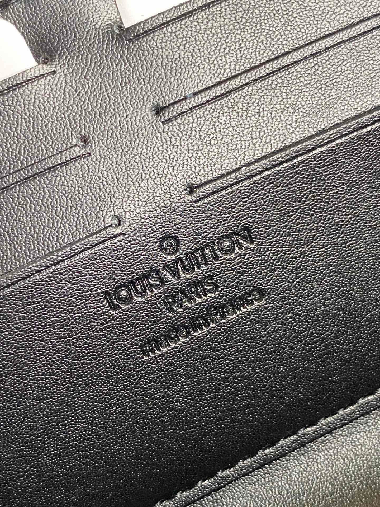LV ZIPPY WALLET TRUNK M80558