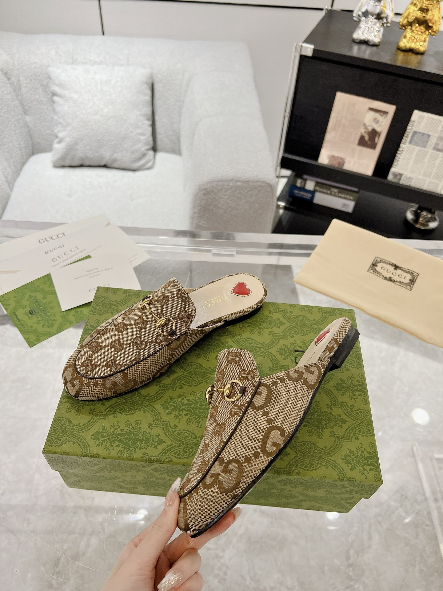 ua G*u*i princetown slipper