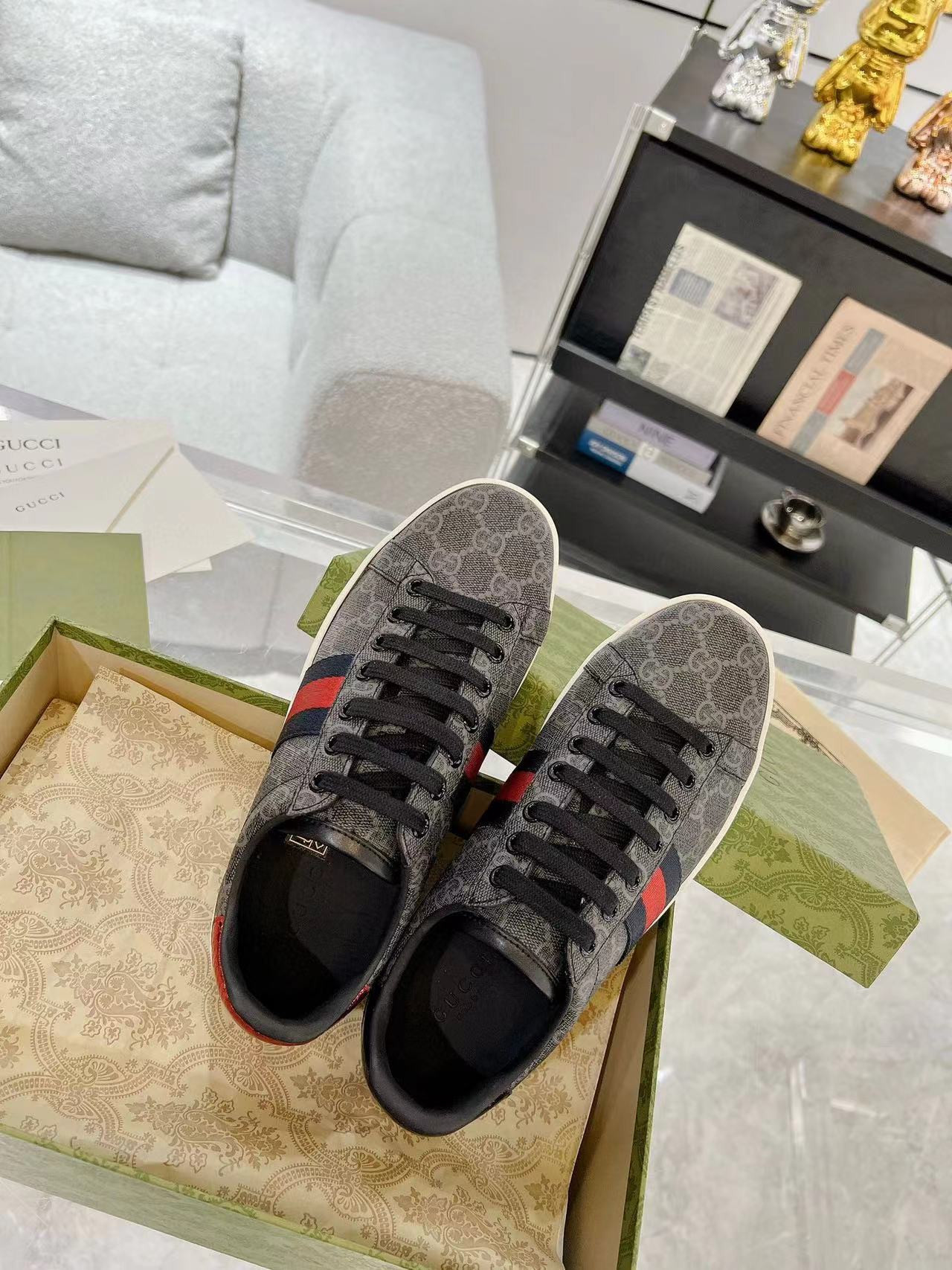 ua G*u*i sneaker with web