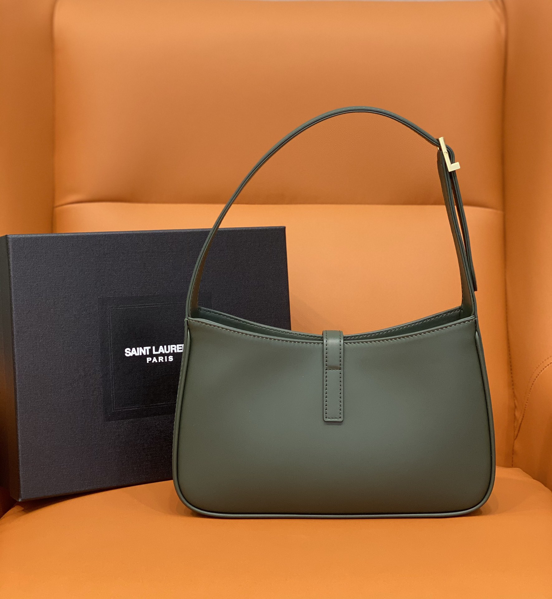 Y*L le 5 À 7 in smooth leather vert fonce  23 x 16 x 6.5 cm