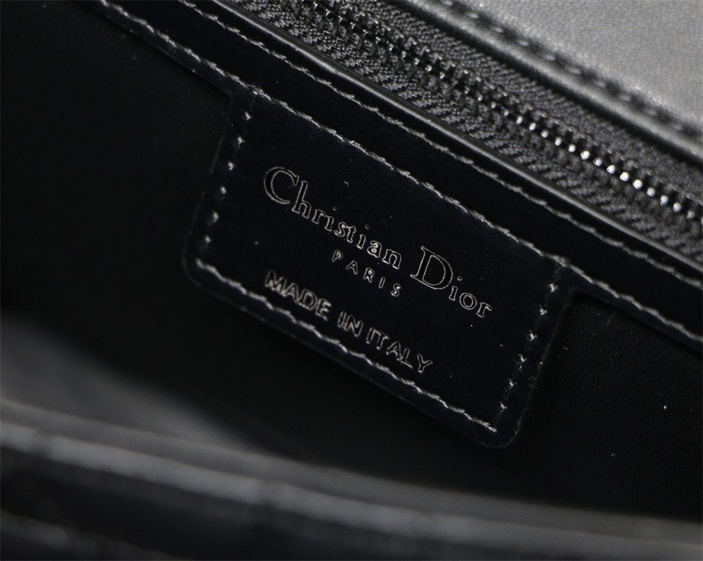 medium d*or caro bag S*pple cannage calfskin 25.5 x 15.5 x 8 cm