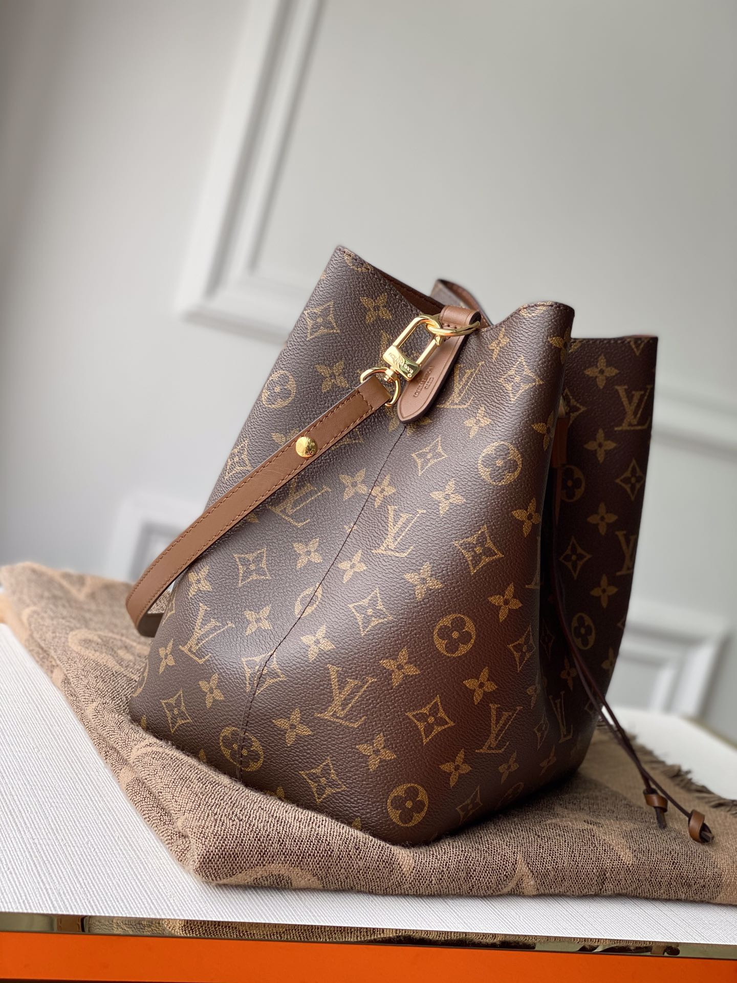 LV NéoNoé MM M44887 10.2 x 10.2 x 6.9 inches