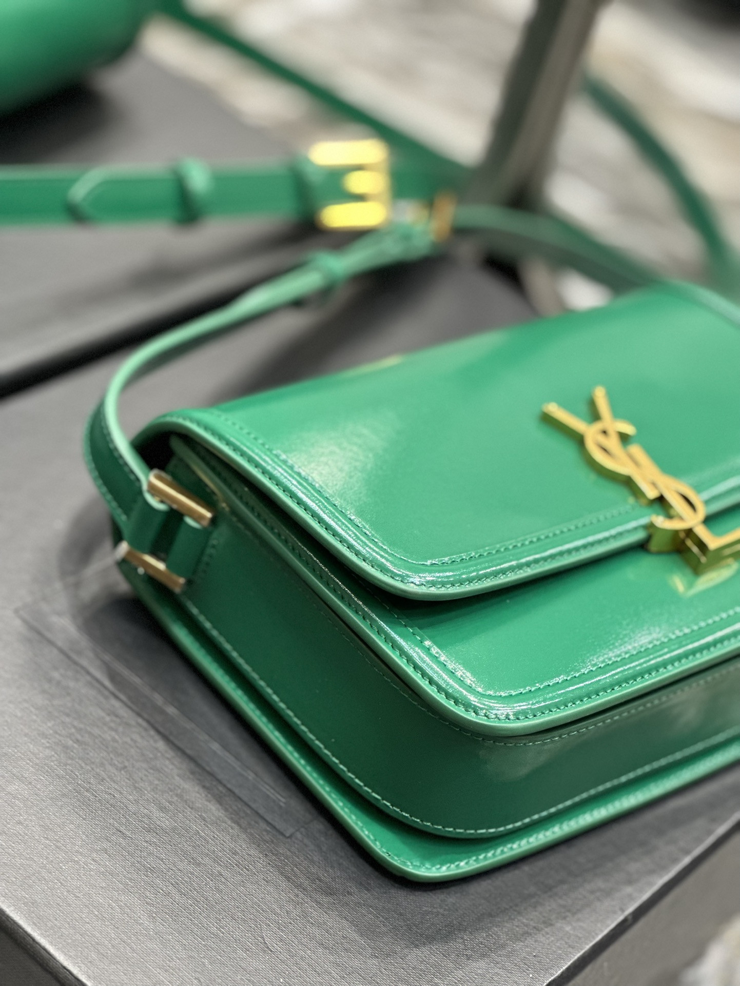 y*l solferino medium satchel in box Sa**t Lau*nt green 9.1 x 6.3 x 2.4 inches