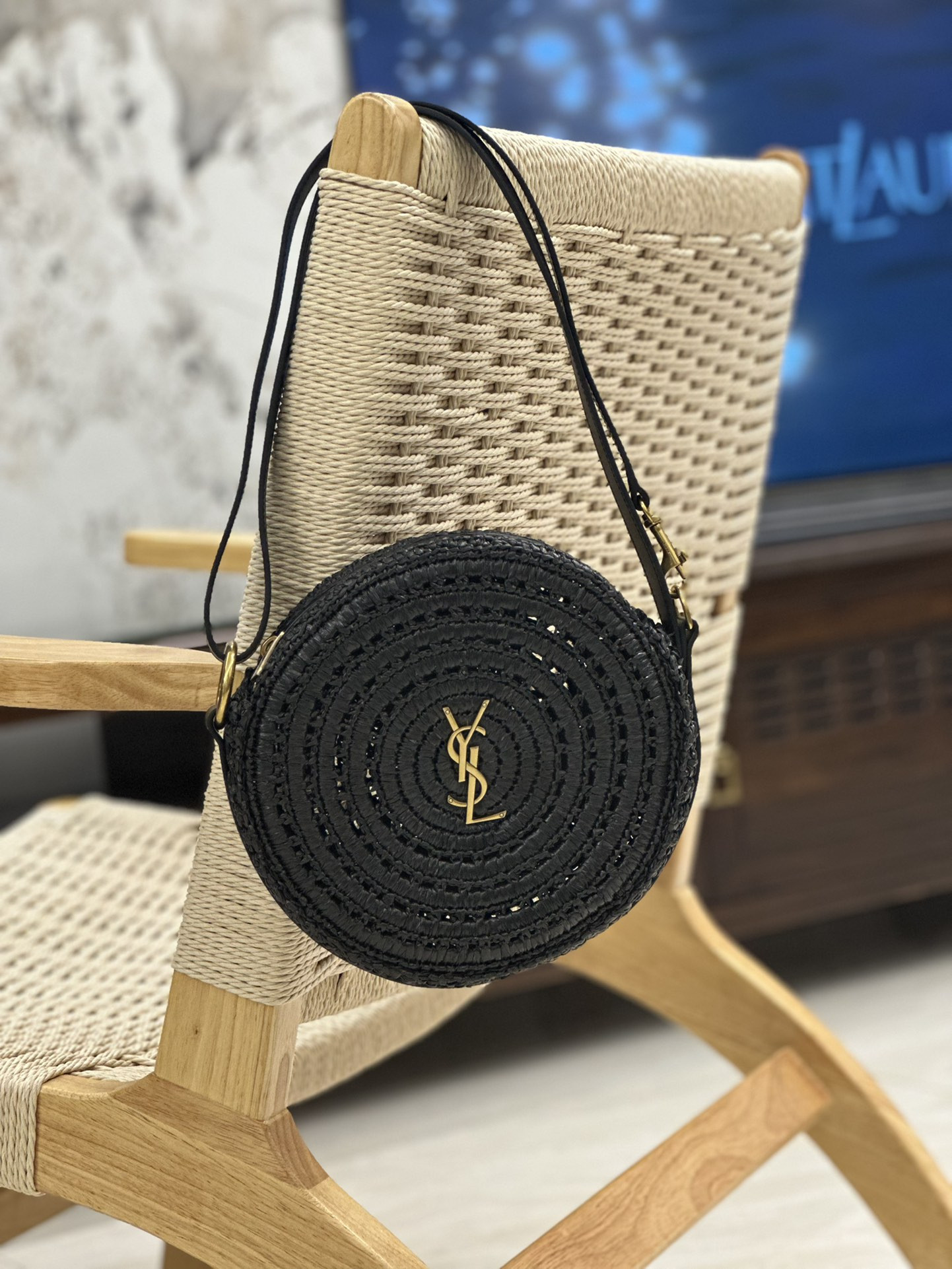Y*L round bag in raffia and vegetable-tanned leather color black
