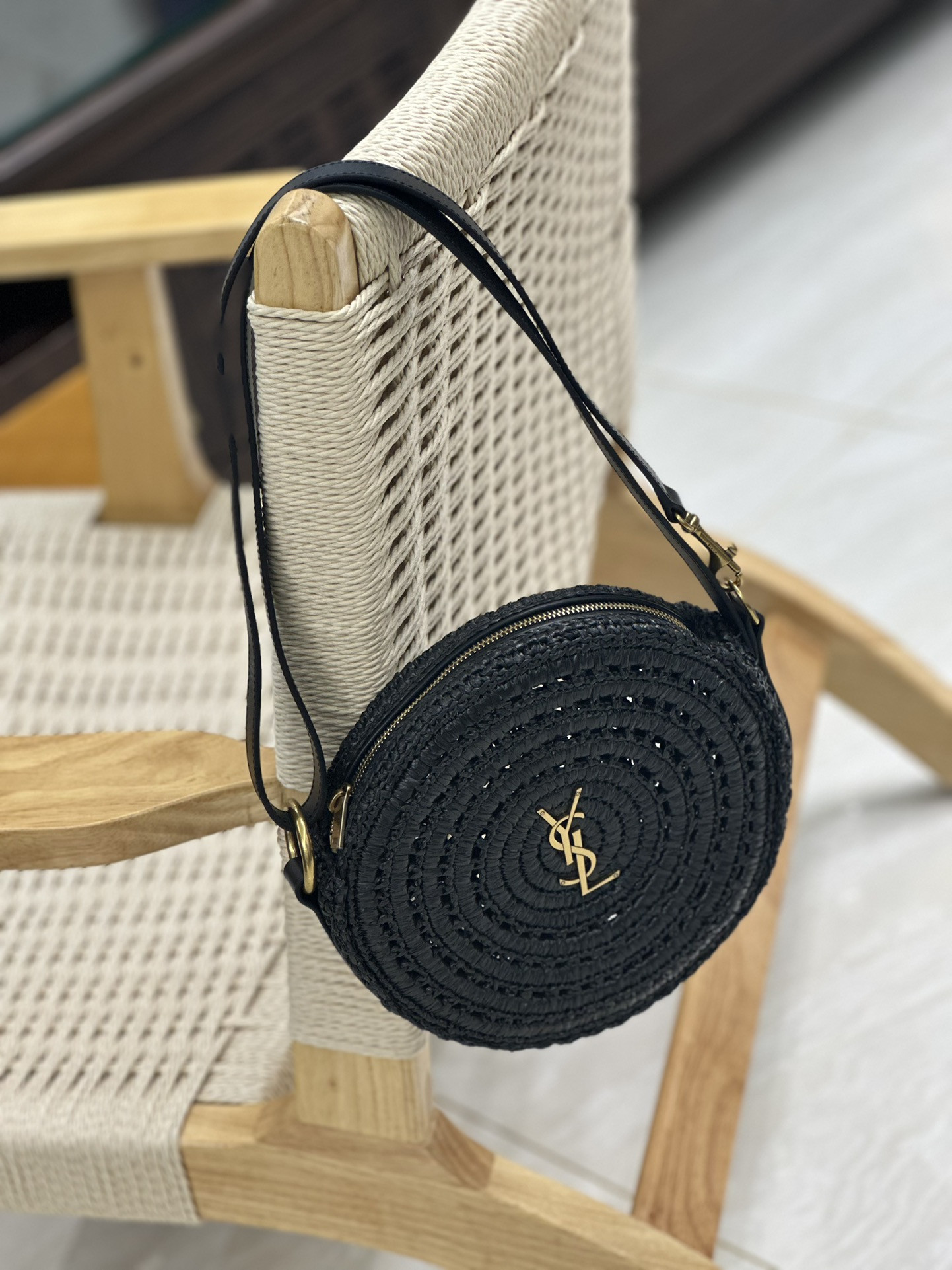 Y*L round bag in raffia and vegetable-tanned leather color black