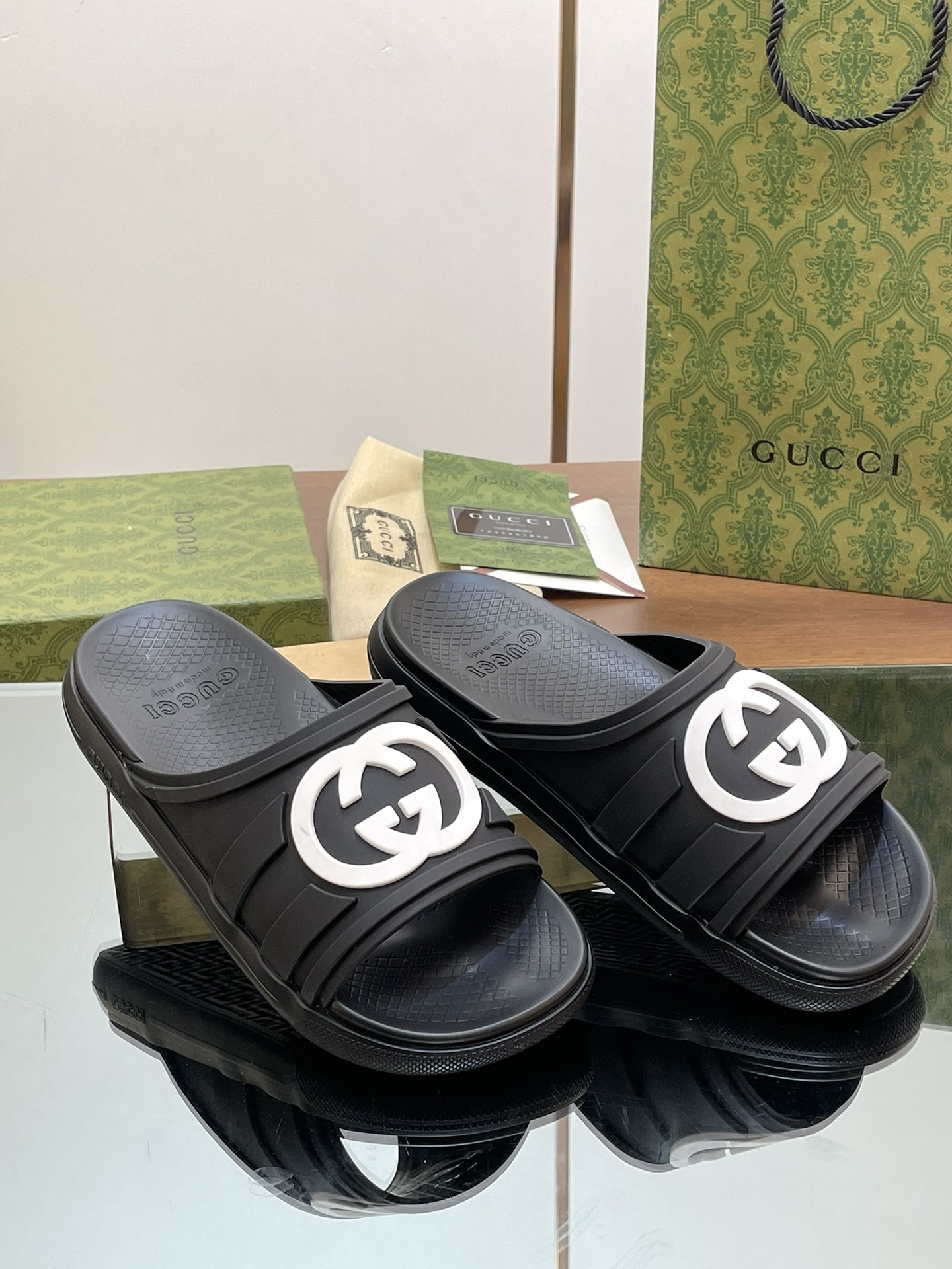 ua G*u*i interlocking g slide sandal