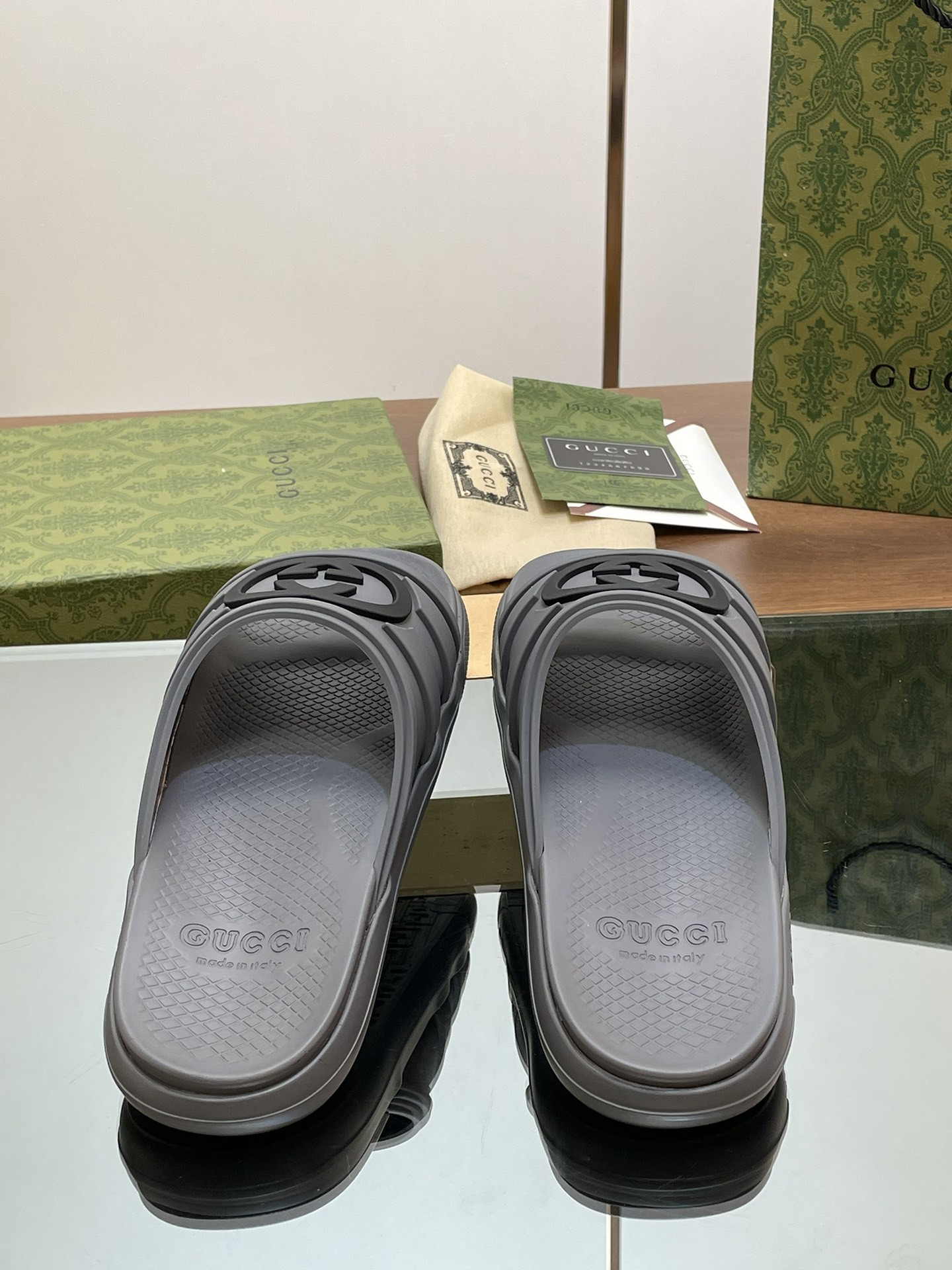 ua G*u*i interlocking g slide sandal
