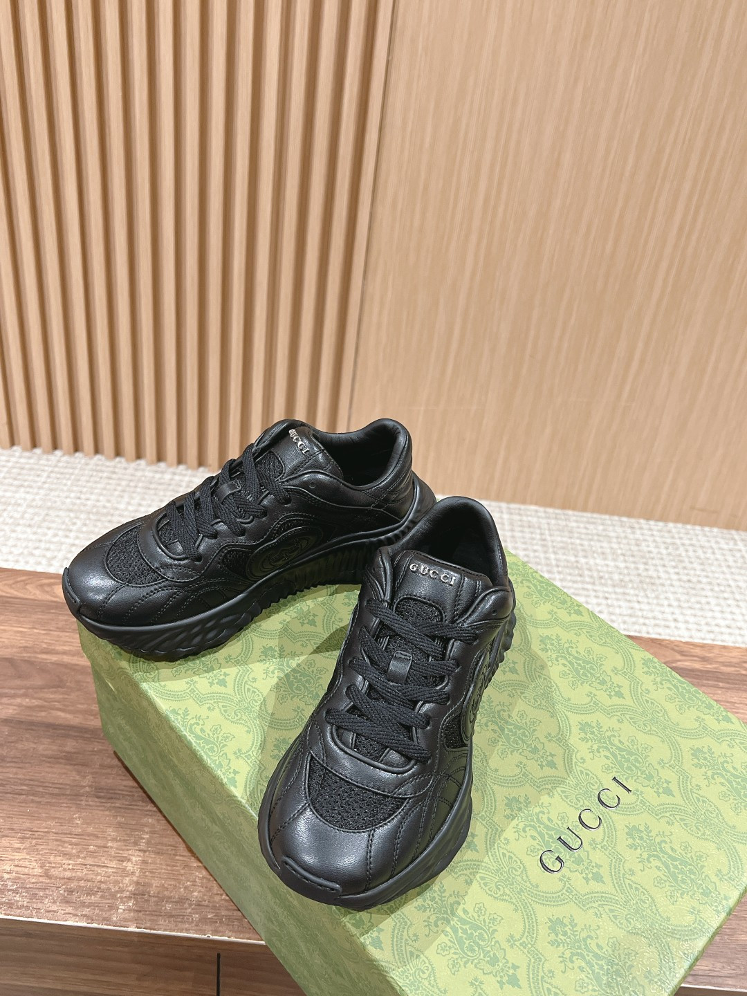 ua G*u*i ripple sneaker