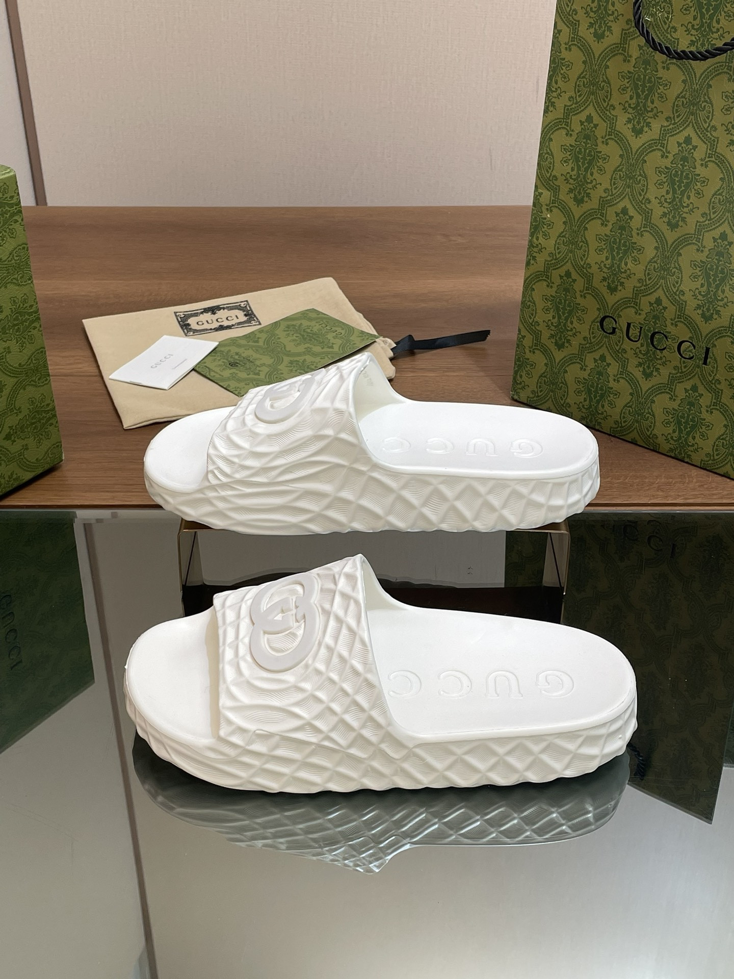 ua G*u*i interlocking g slide sandal white