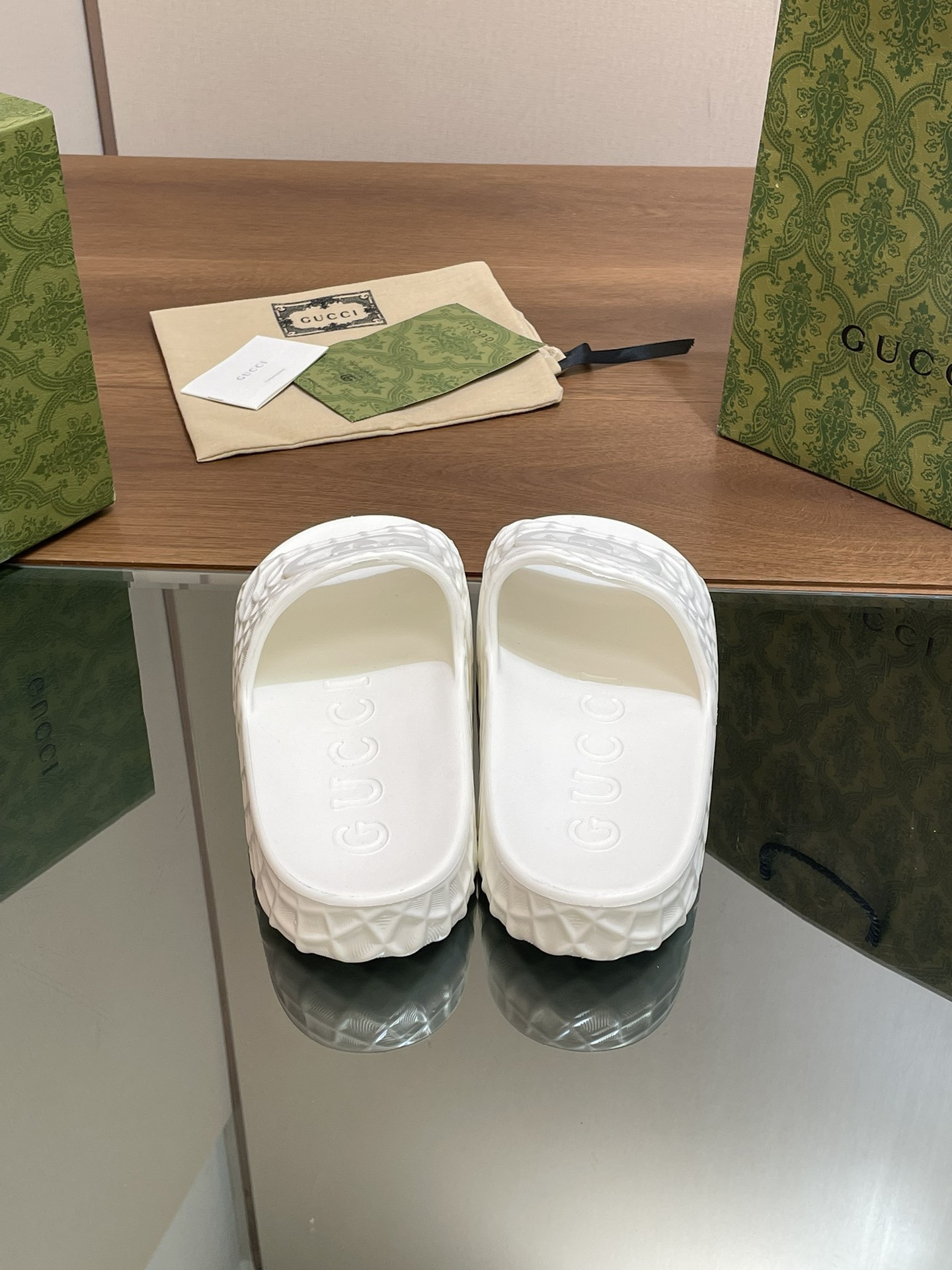 ua G*u*i interlocking g slide sandal white