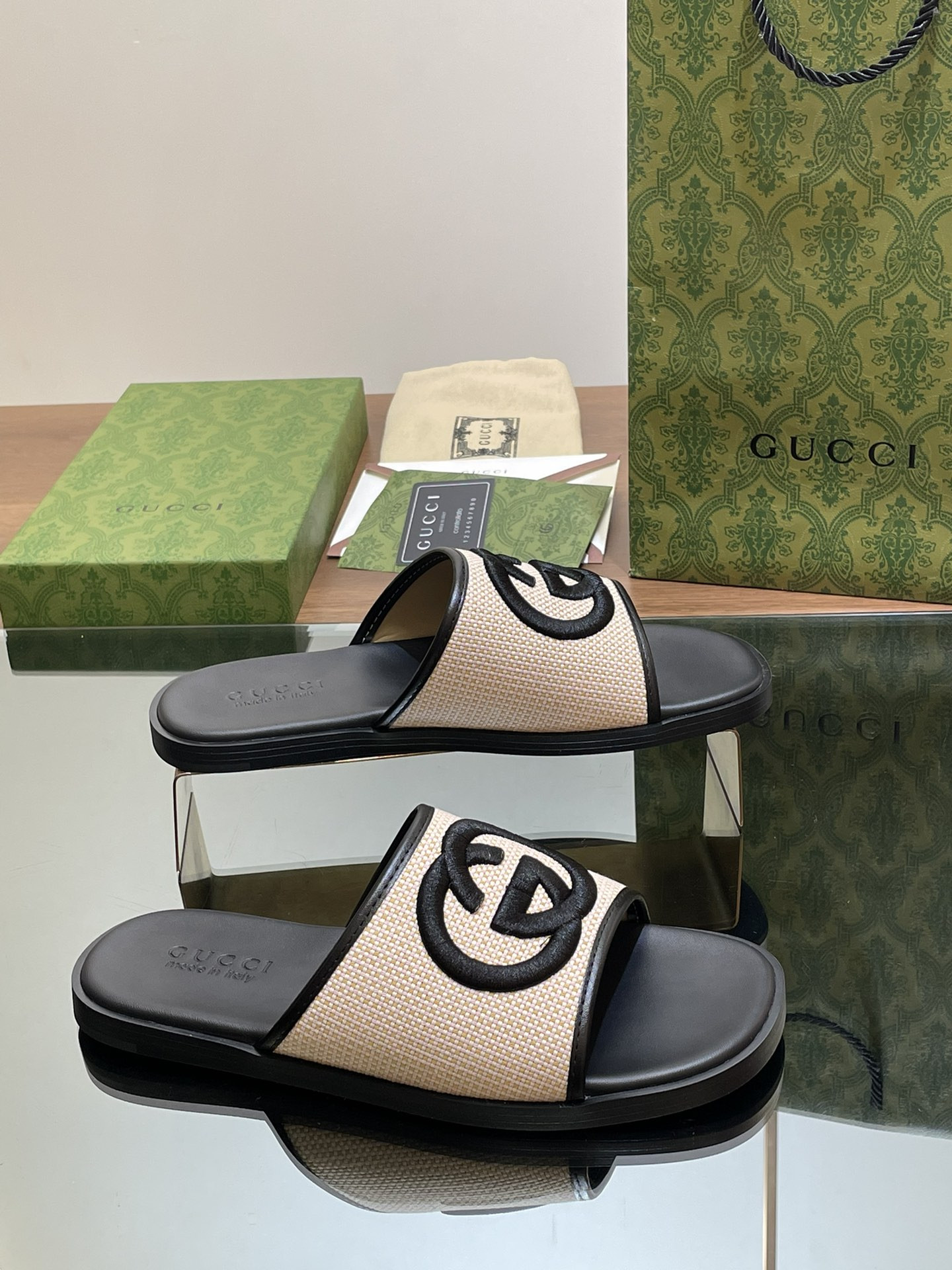 ua G*u*i interlocking g slide sandal