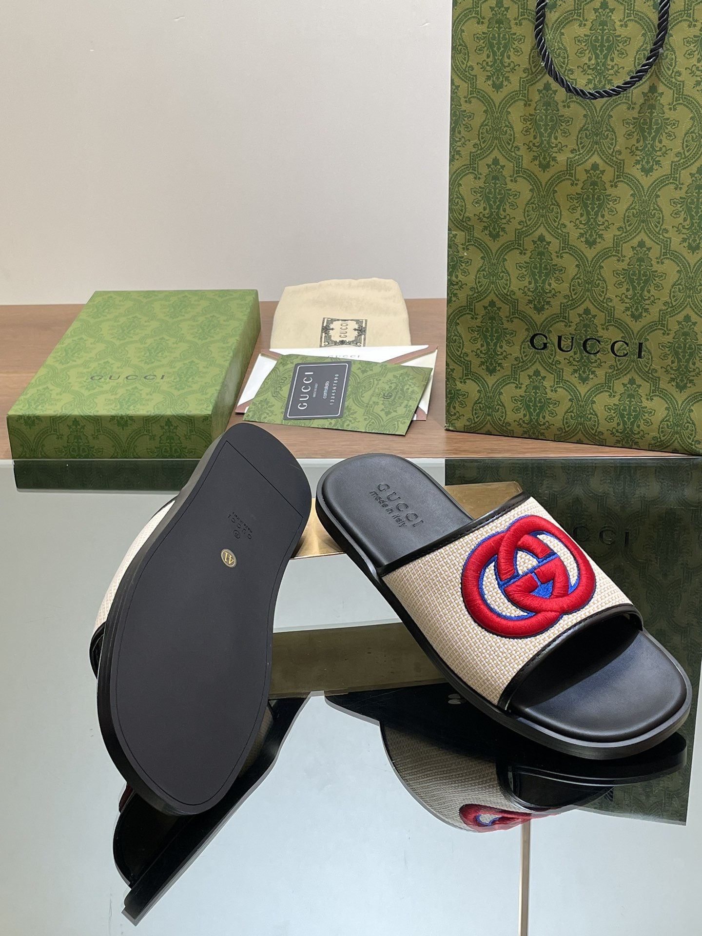 ua G*u*i interlocking g slide sandal