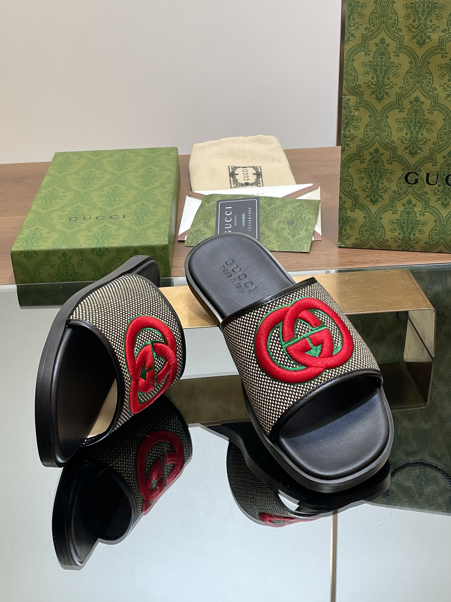 ua G*u*i interlocking g slide sandal