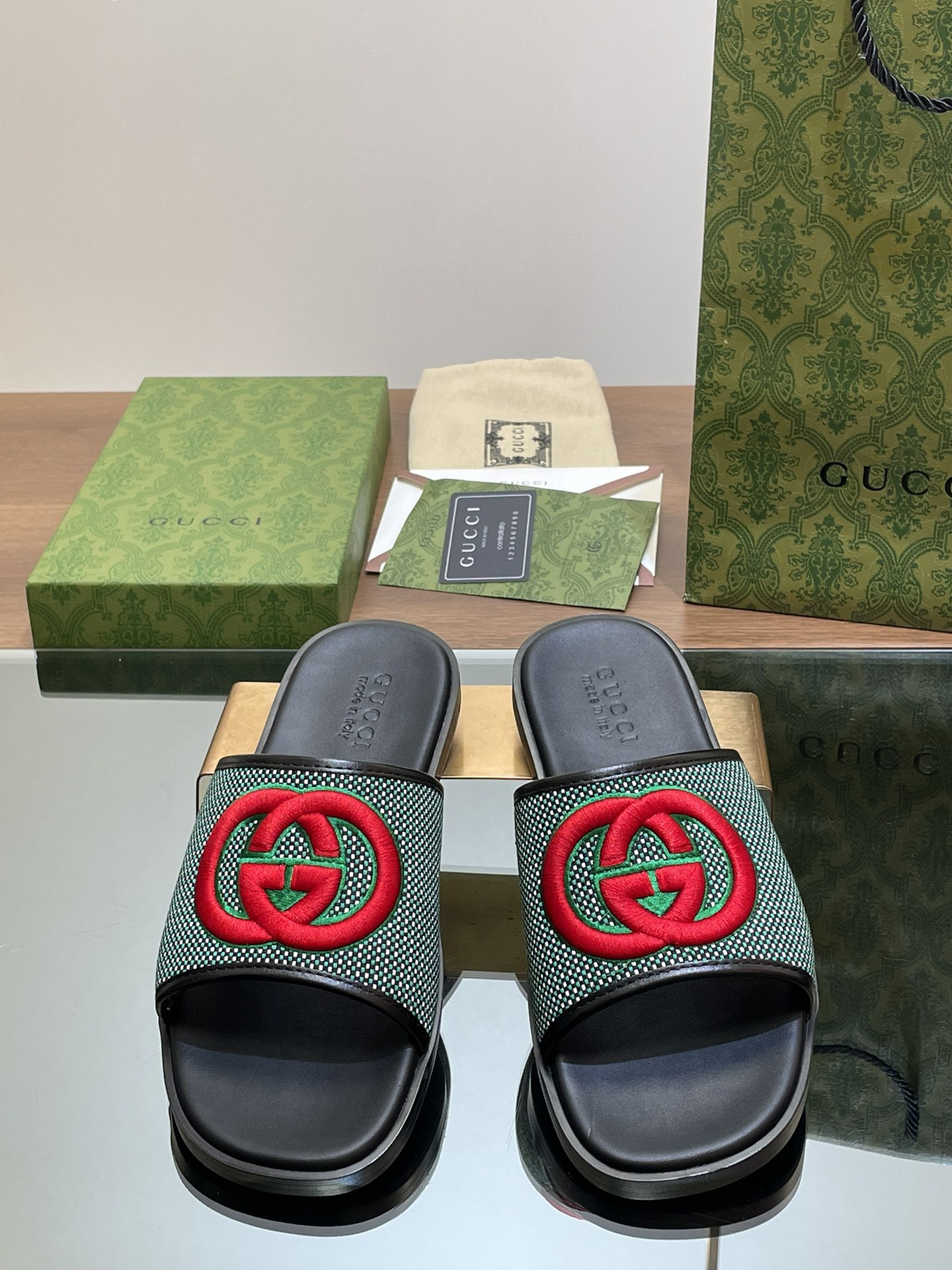 ua G*u*i interlocking g slide sandal