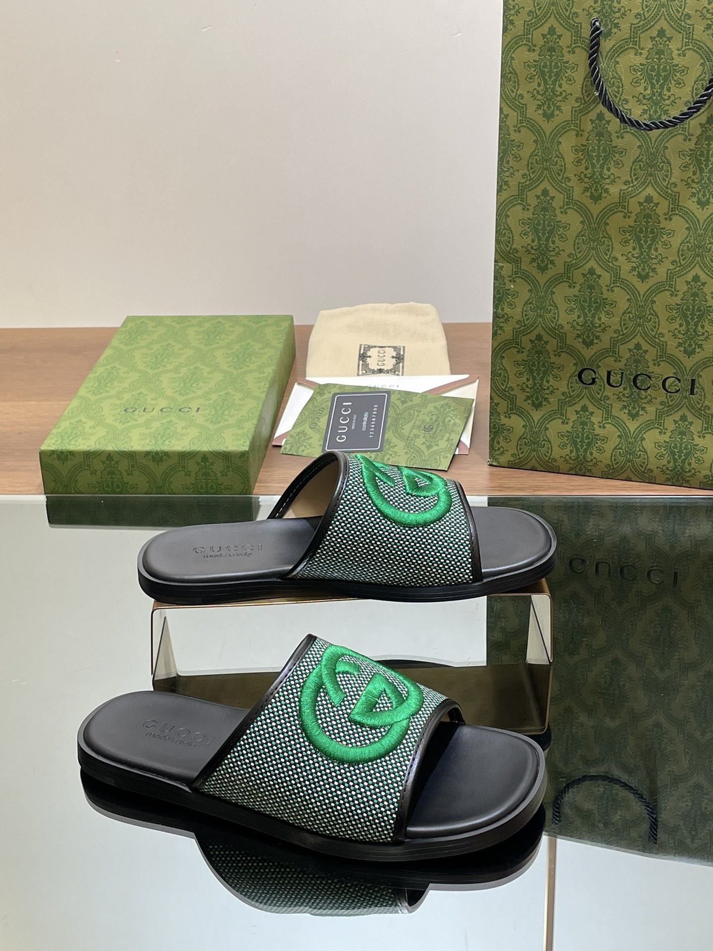 ua G*u*i interlocking g slide sandal