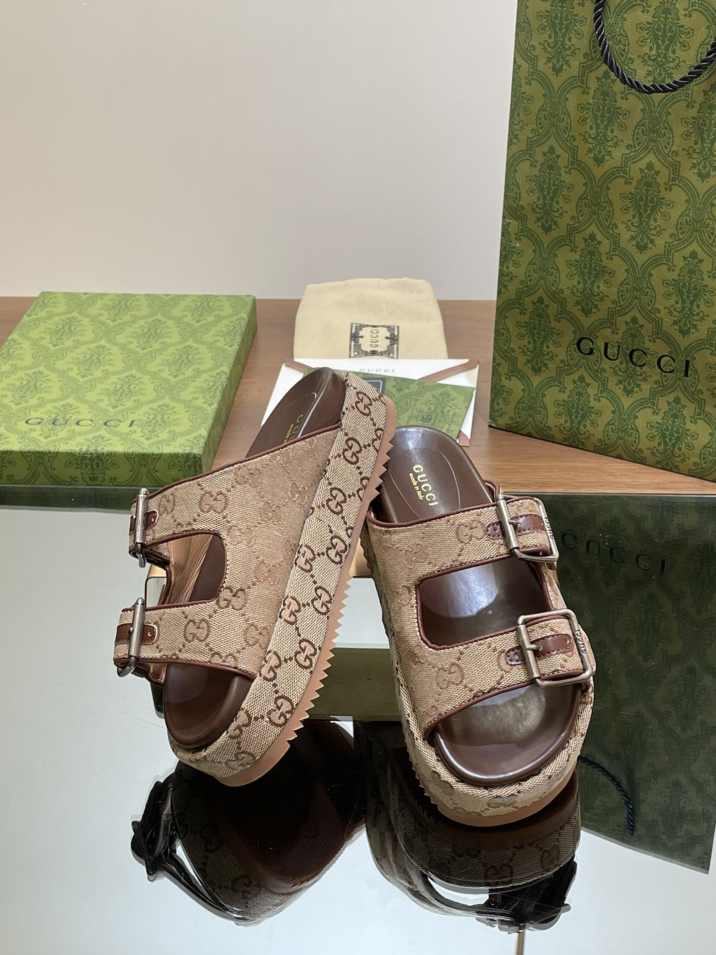 ua G*u*i  sandal with double g