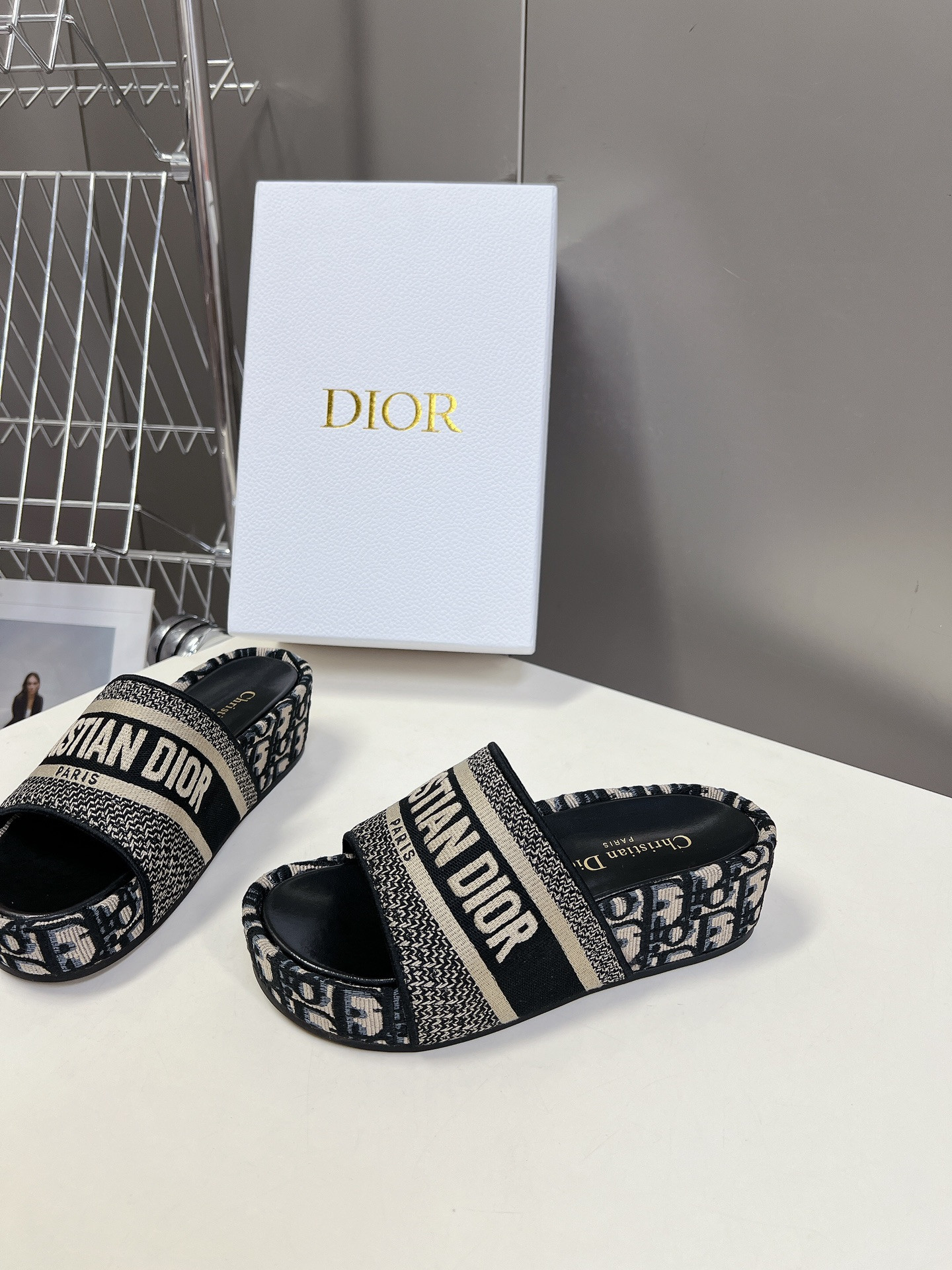 ua D*or platform sandals