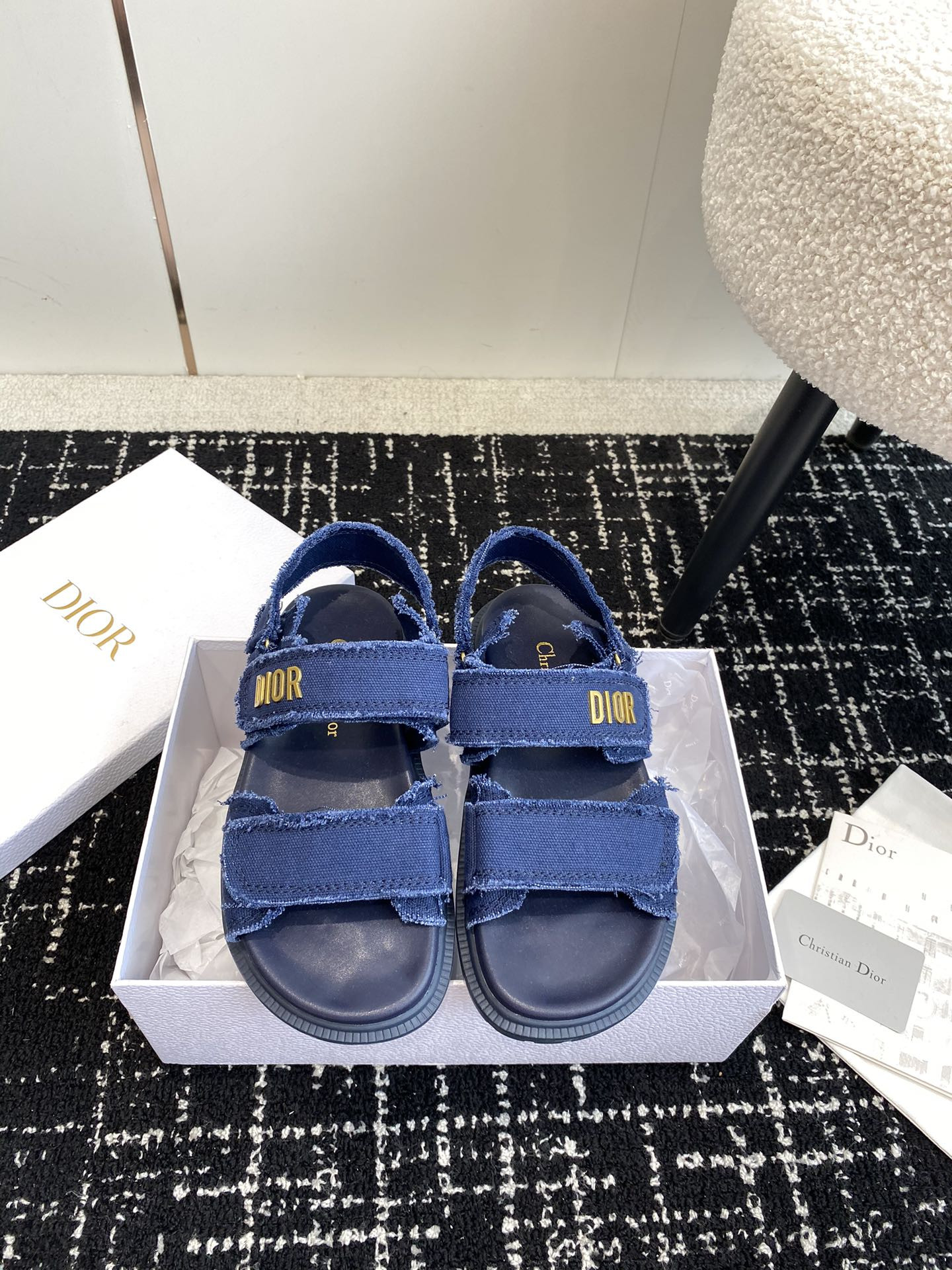 ua D*oract sandal