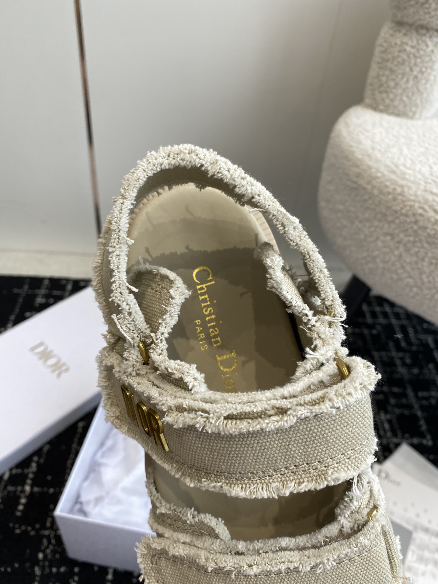 ua D*oract sandal