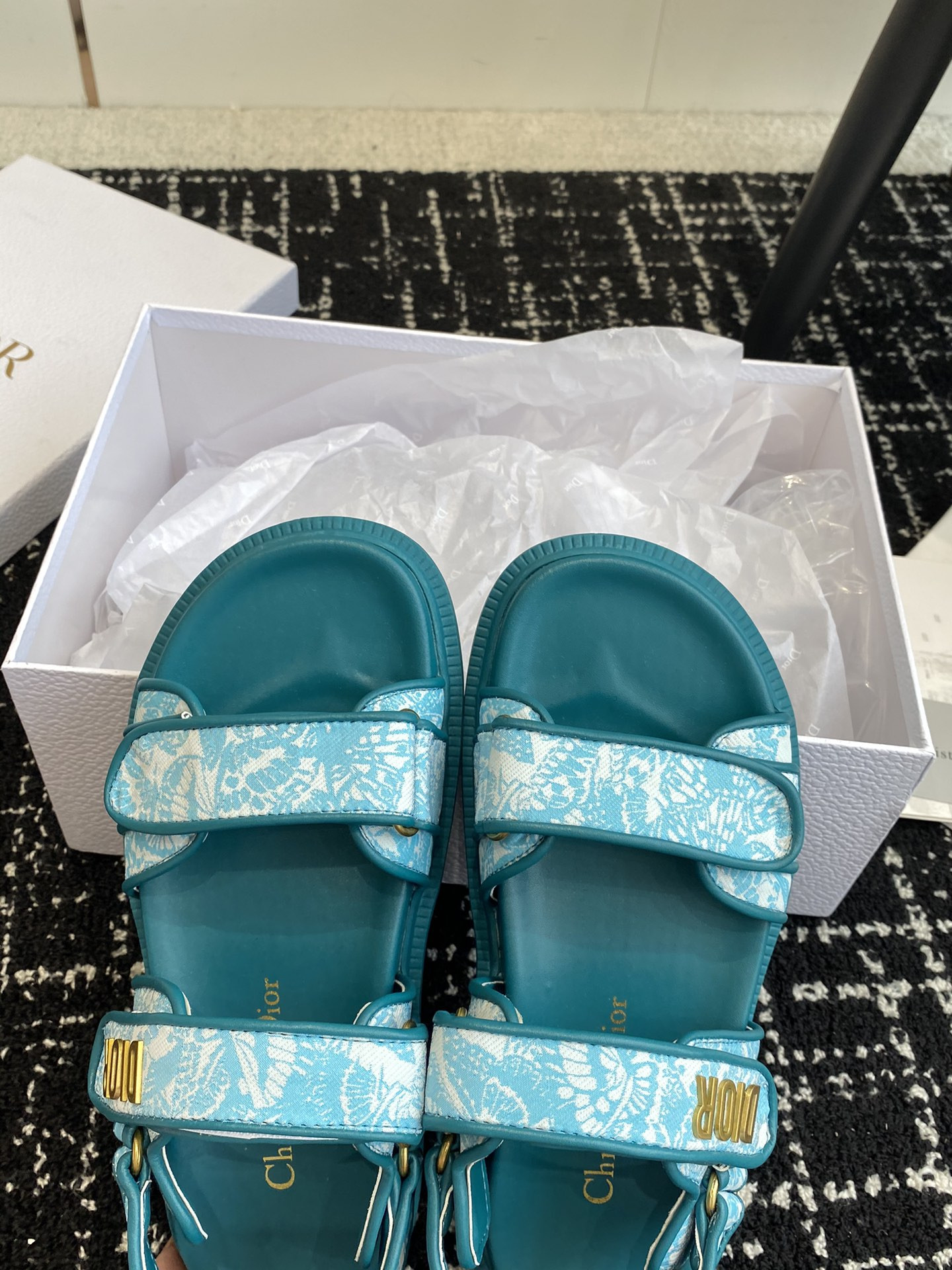 ua D*oract sandal