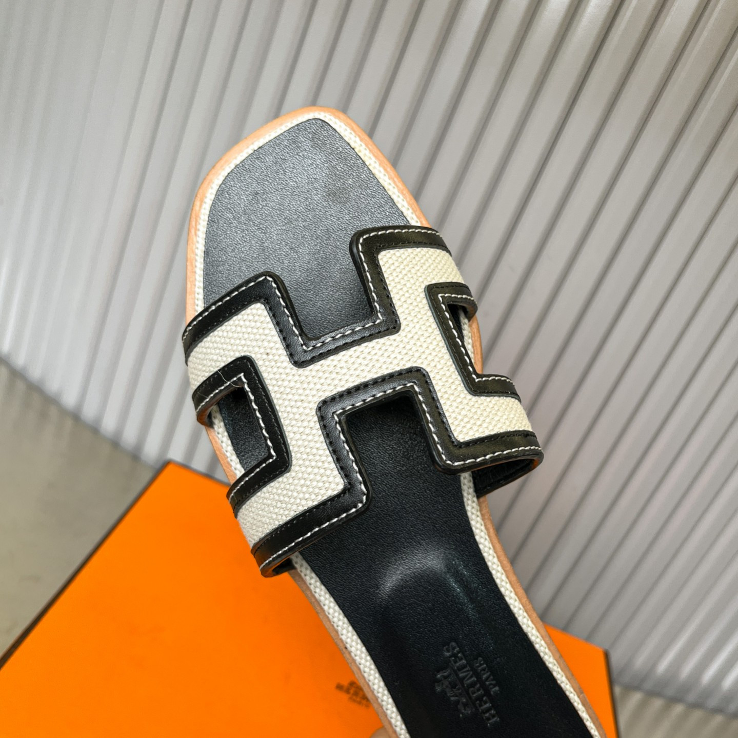 ua H**me5 oran sandal