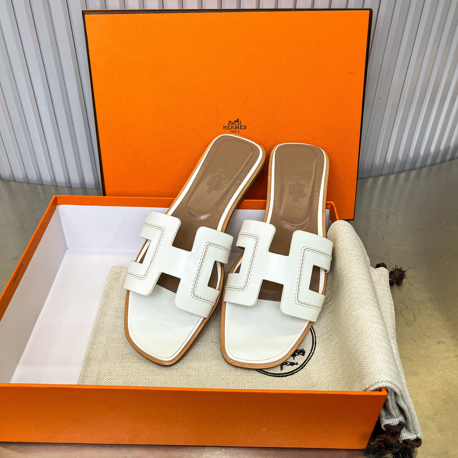 ua H**me5 oran sandal