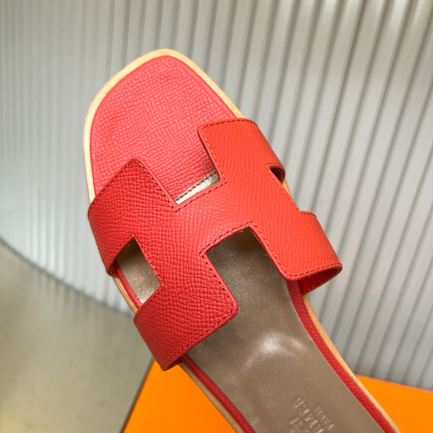 ua H**me5 oran sandal
