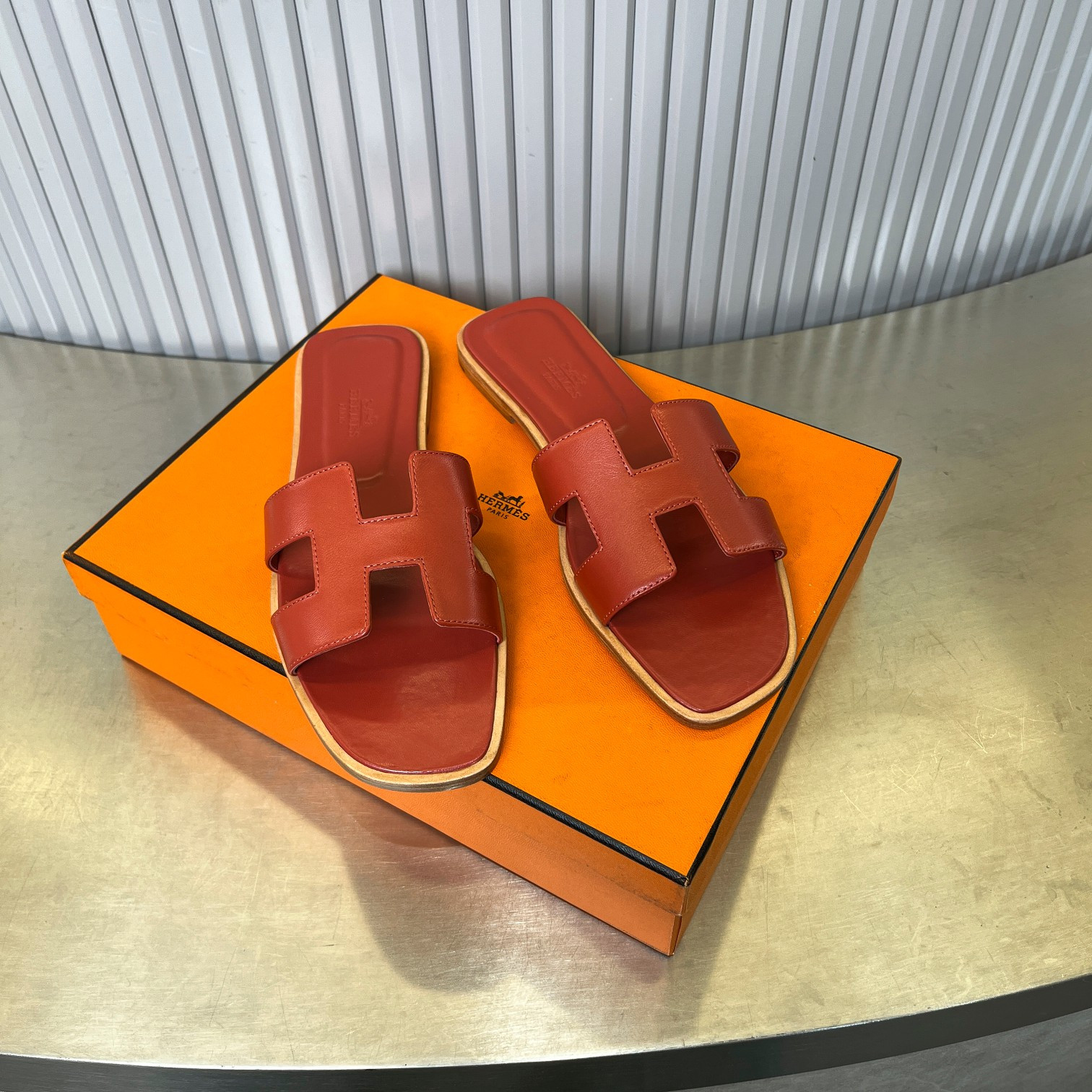 ua H**me5 oran sandal