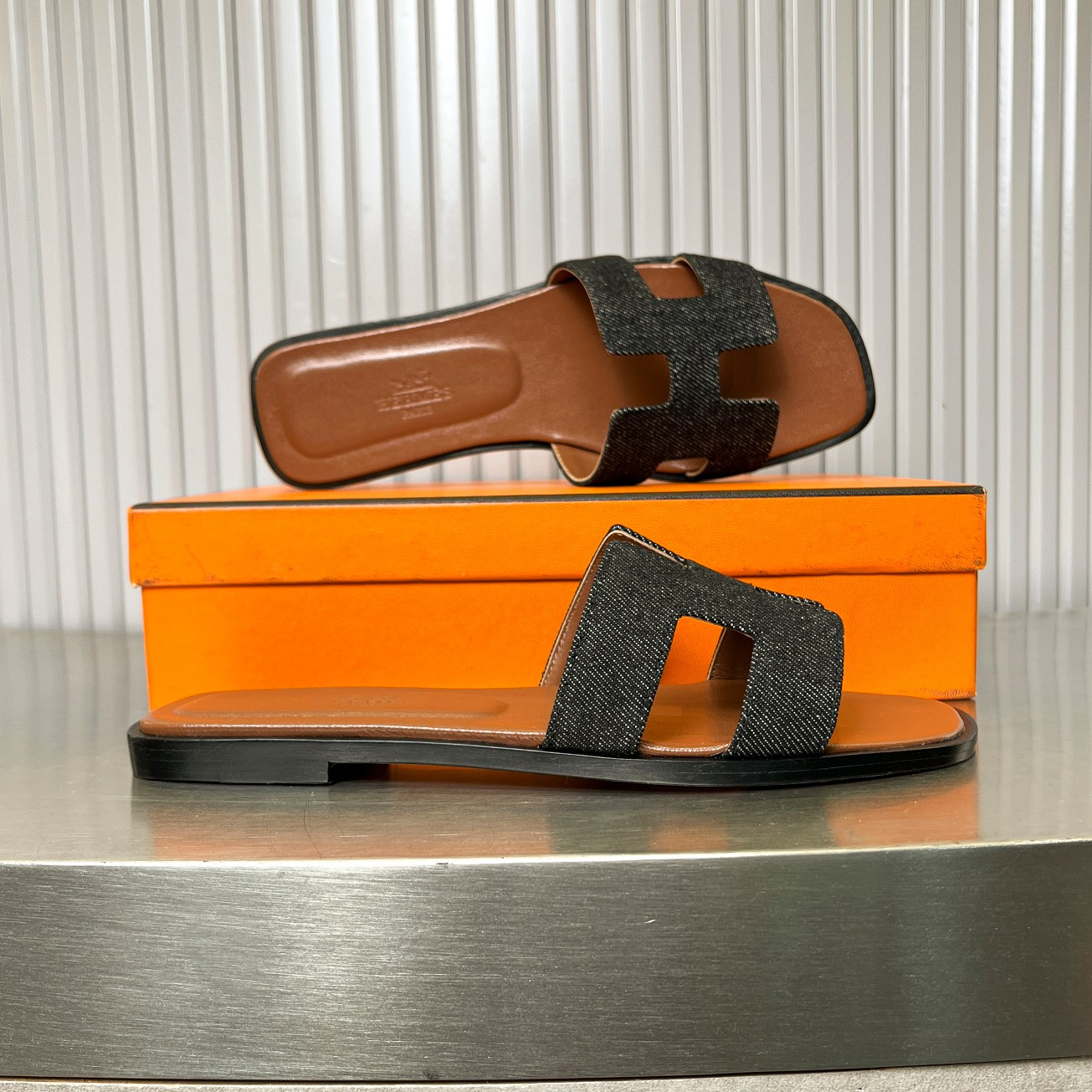 ua H**me5 oran sandal